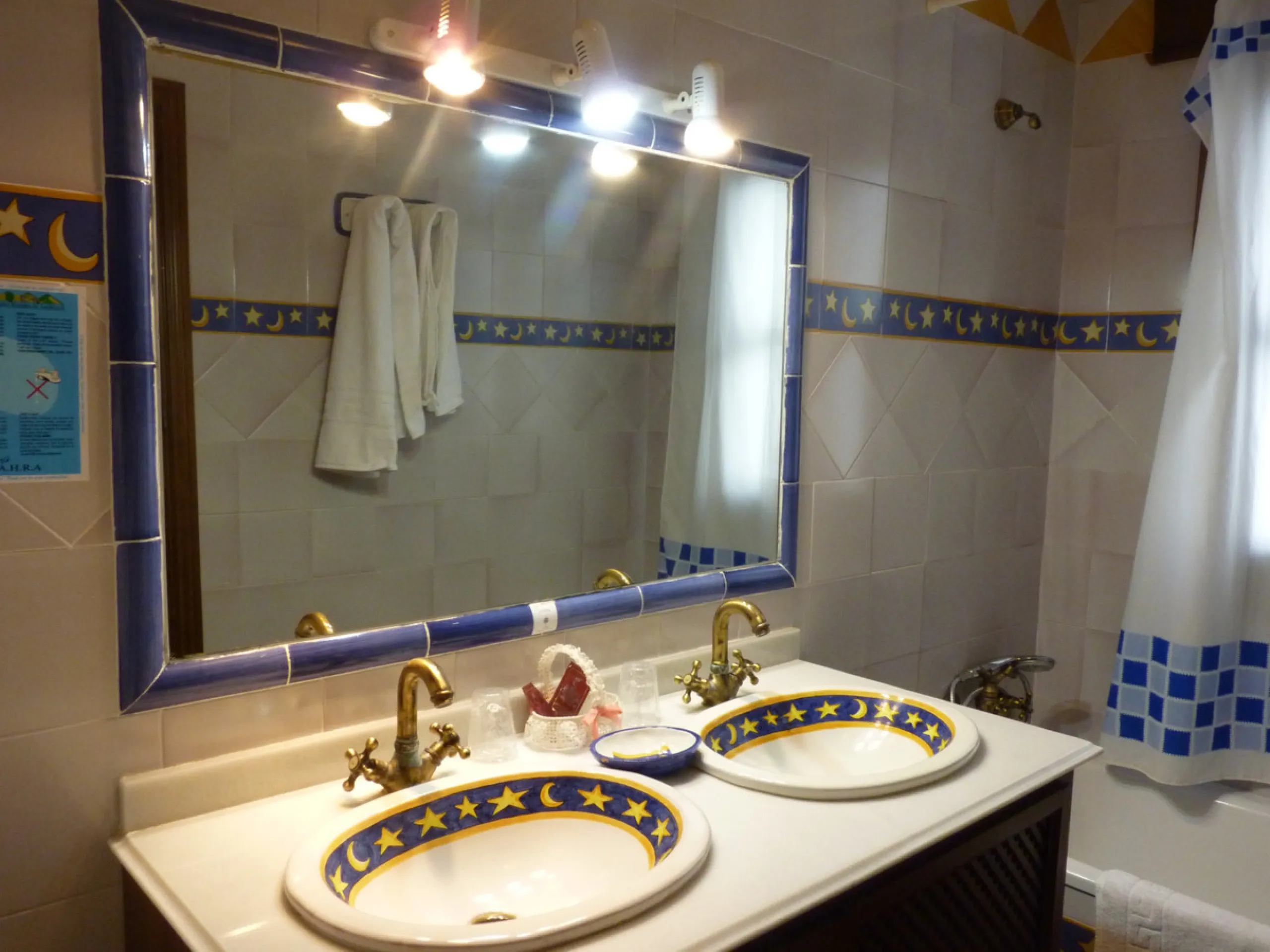 Charming hotel located in Casares, where you can see the white silhouette of its houses perched on the hillside. Its geographical location, between the Serrania de Ronda, the Strait of Gibraltar and the Coast, the condition of the diversity of its landsca