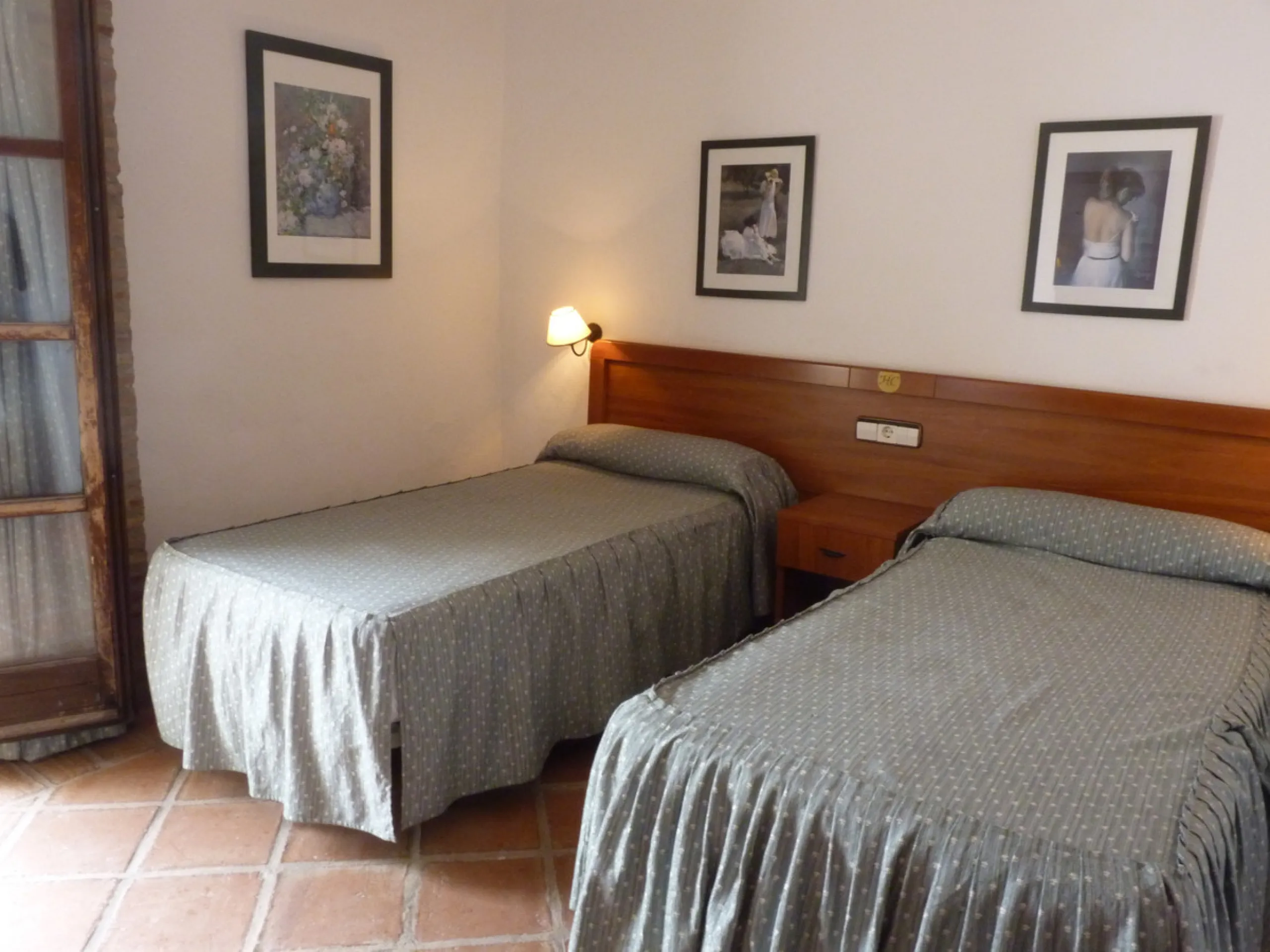 Charming hotel located in Casares, where you can see the white silhouette of its houses perched on the hillside. Its geographical location, between the Serrania de Ronda, the Strait of Gibraltar and the Coast, the condition of the diversity of its landsca