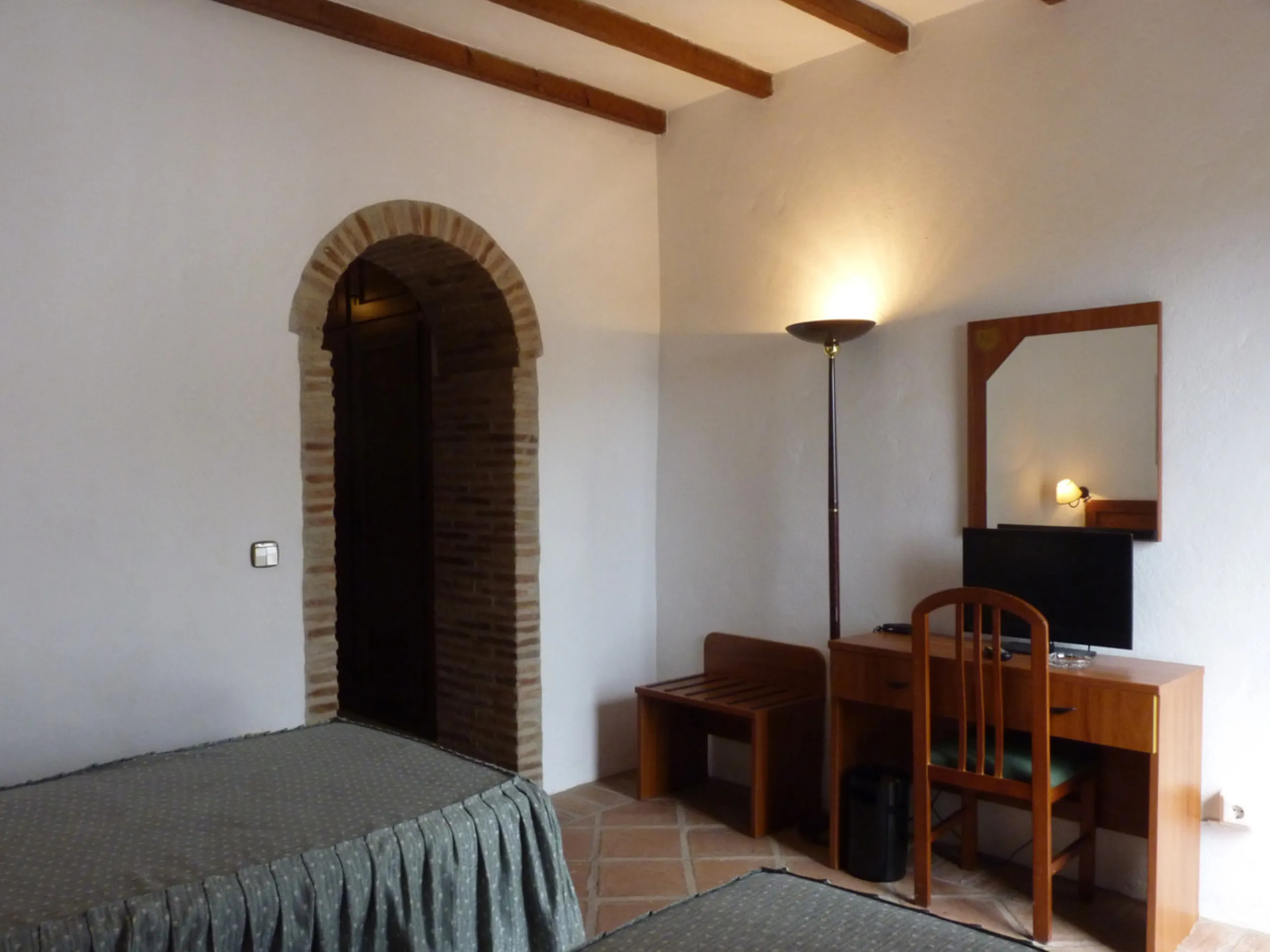 Charming hotel located in Casares, where you can see the white silhouette of its houses perched on the hillside. Its geographical location, between the Serrania de Ronda, the Strait of Gibraltar and the Coast, the condition of the diversity of its landsca
