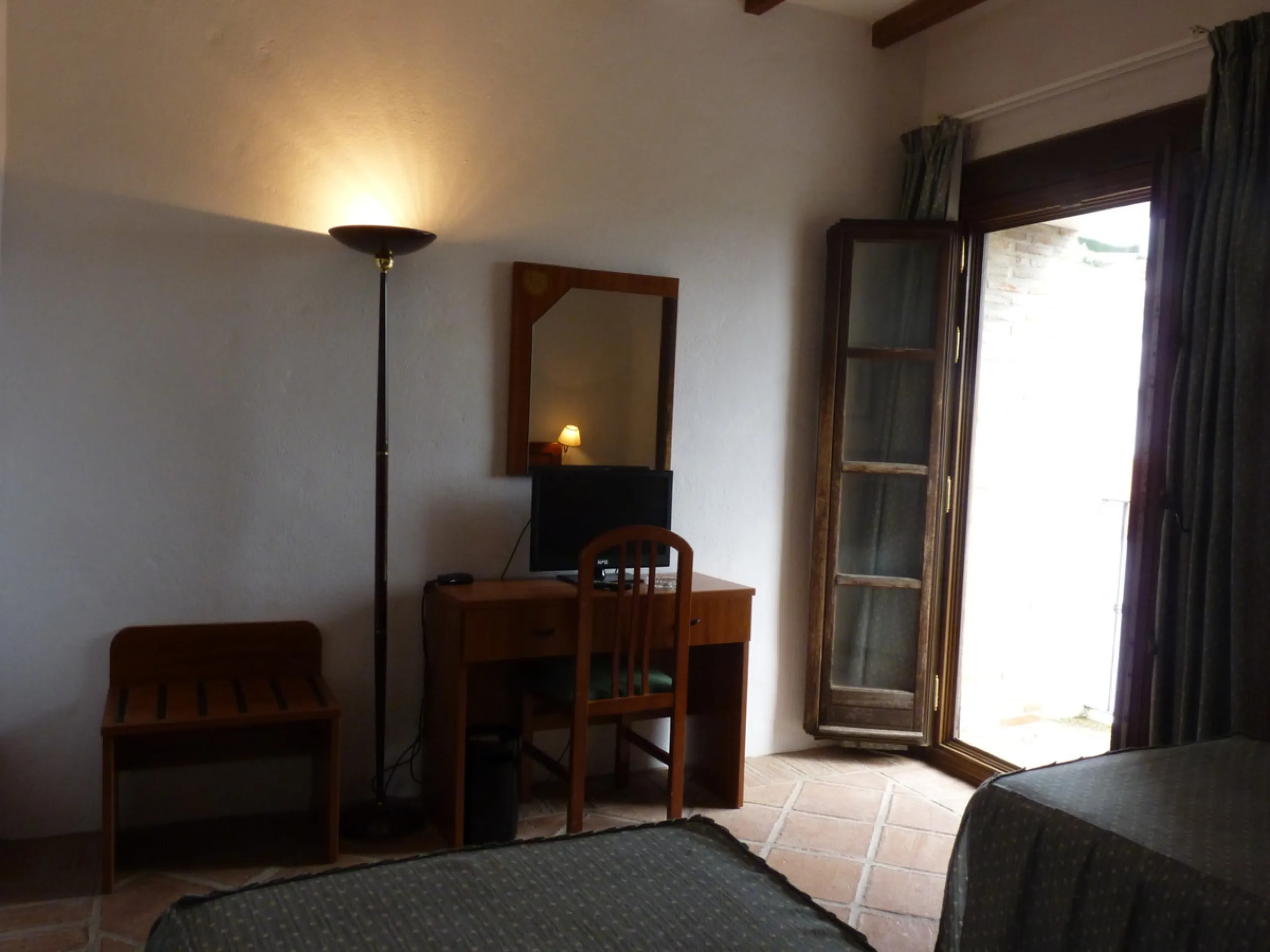 Charming hotel located in Casares, where you can see the white silhouette of its houses perched on the hillside. Its geographical location, between the Serrania de Ronda, the Strait of Gibraltar and the Coast, the condition of the diversity of its landsca