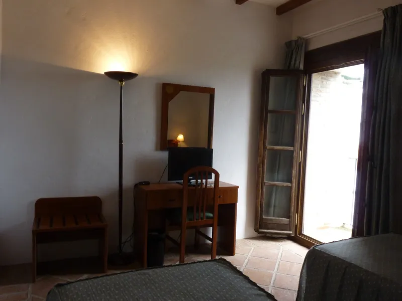 Charming hotel located in Casares, where you can see the white silhouette of its houses perched on the hillside. Its geographical location, between the Serrania de Ronda, the Strait of Gibraltar and the Coast, the condition of the diversity of its landsca
