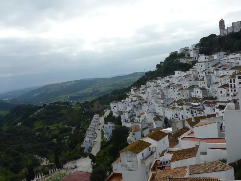 Charming hotel located in Casares, where you can see the white silhouette of its houses perched on the hillside. Its geographical location, between the Serrania de Ronda, the Strait of Gibraltar and the Coast, the condition of the diversity of its landsca