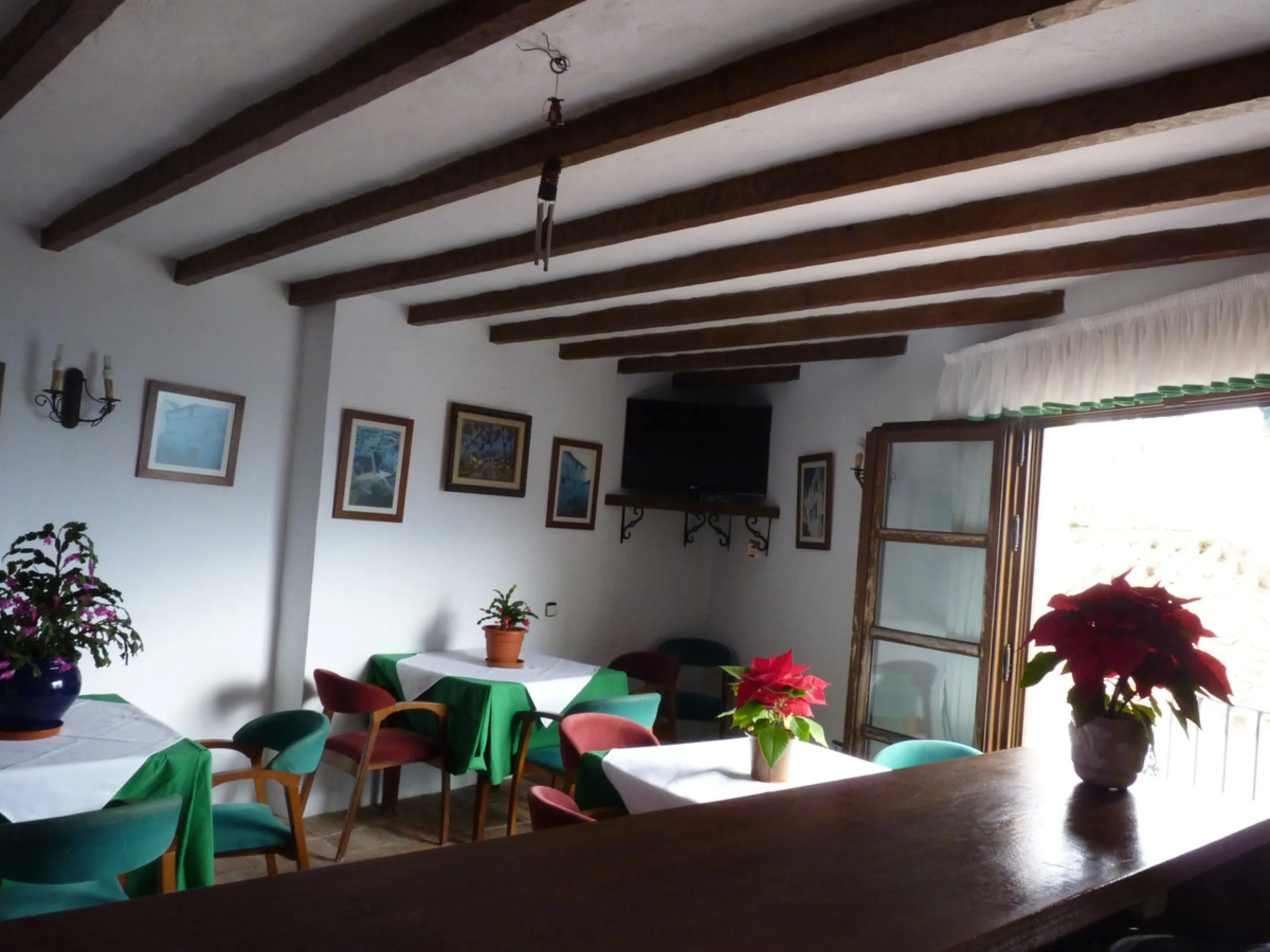 Charming hotel located in Casares, where you can see the white silhouette of its houses perched on the hillside. Its geographical location, between the Serrania de Ronda, the Strait of Gibraltar and the Coast, the condition of the diversity of its landsca