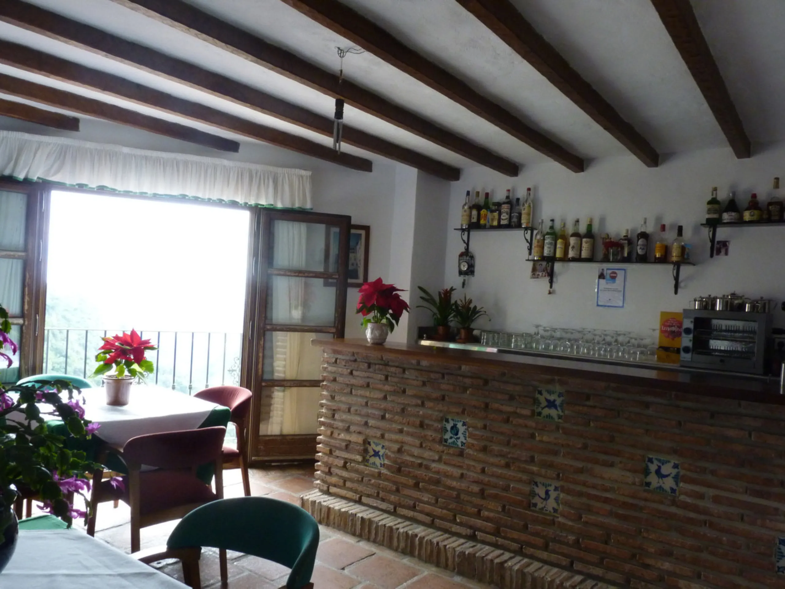 Charming hotel located in Casares, where you can see the white silhouette of its houses perched on the hillside. Its geographical location, between the Serrania de Ronda, the Strait of Gibraltar and the Coast, the condition of the diversity of its landsca