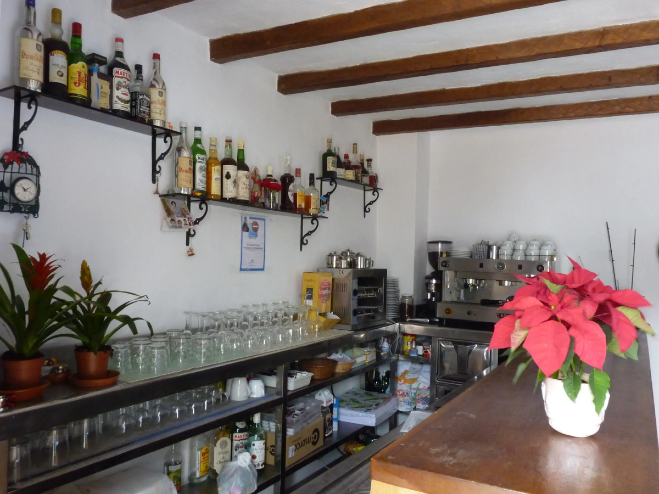 Charming hotel located in Casares, where you can see the white silhouette of its houses perched on the hillside. Its geographical location, between the Serrania de Ronda, the Strait of Gibraltar and the Coast, the condition of the diversity of its landsca