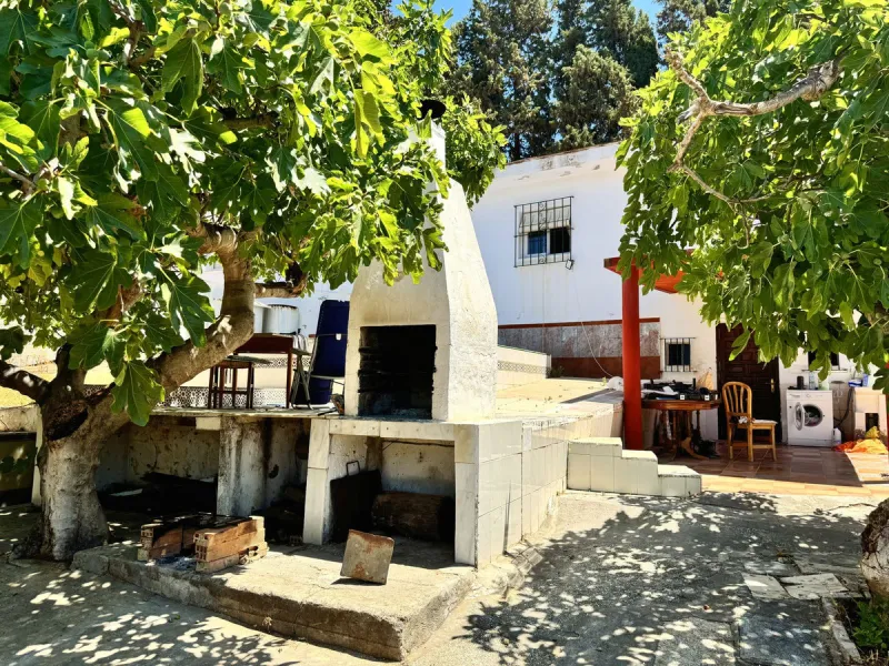 Great little finca just minutes from San Pedro, set on a plot of 1600 m2 with an abundance of fruit trees and its own well, this 2 bedroom properties is perfect for nature lovers and very close to the town.