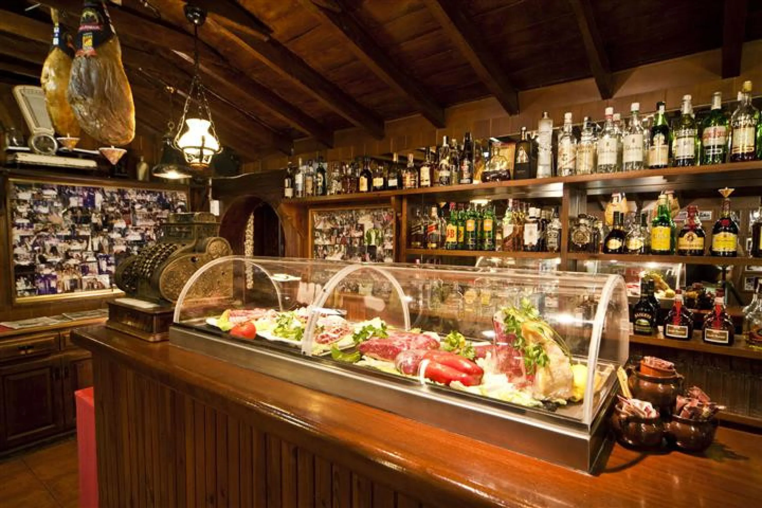 Magnificent restaurant located at the foot of the road, but very near Puerto Banus, without a doubt an excellent location for a restaurant that works normally and very consolidated, UNIQUE opportunity.