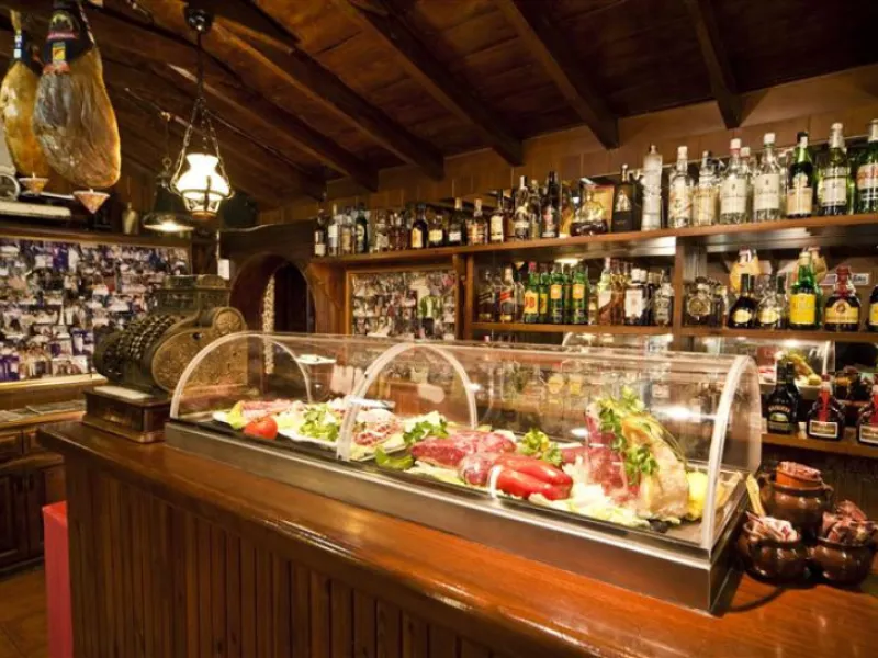 Magnificent restaurant located at the foot of the road, but very near Puerto Banus, without a doubt an excellent location for a restaurant that works normally and very consolidated, UNIQUE opportunity.