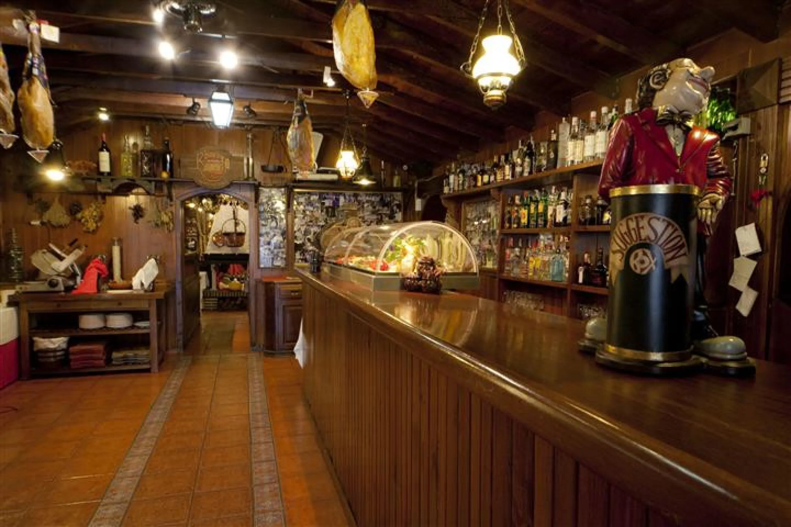 Magnificent restaurant located at the foot of the road, but very near Puerto Banus, without a doubt an excellent location for a restaurant that works normally and very consolidated, UNIQUE opportunity.