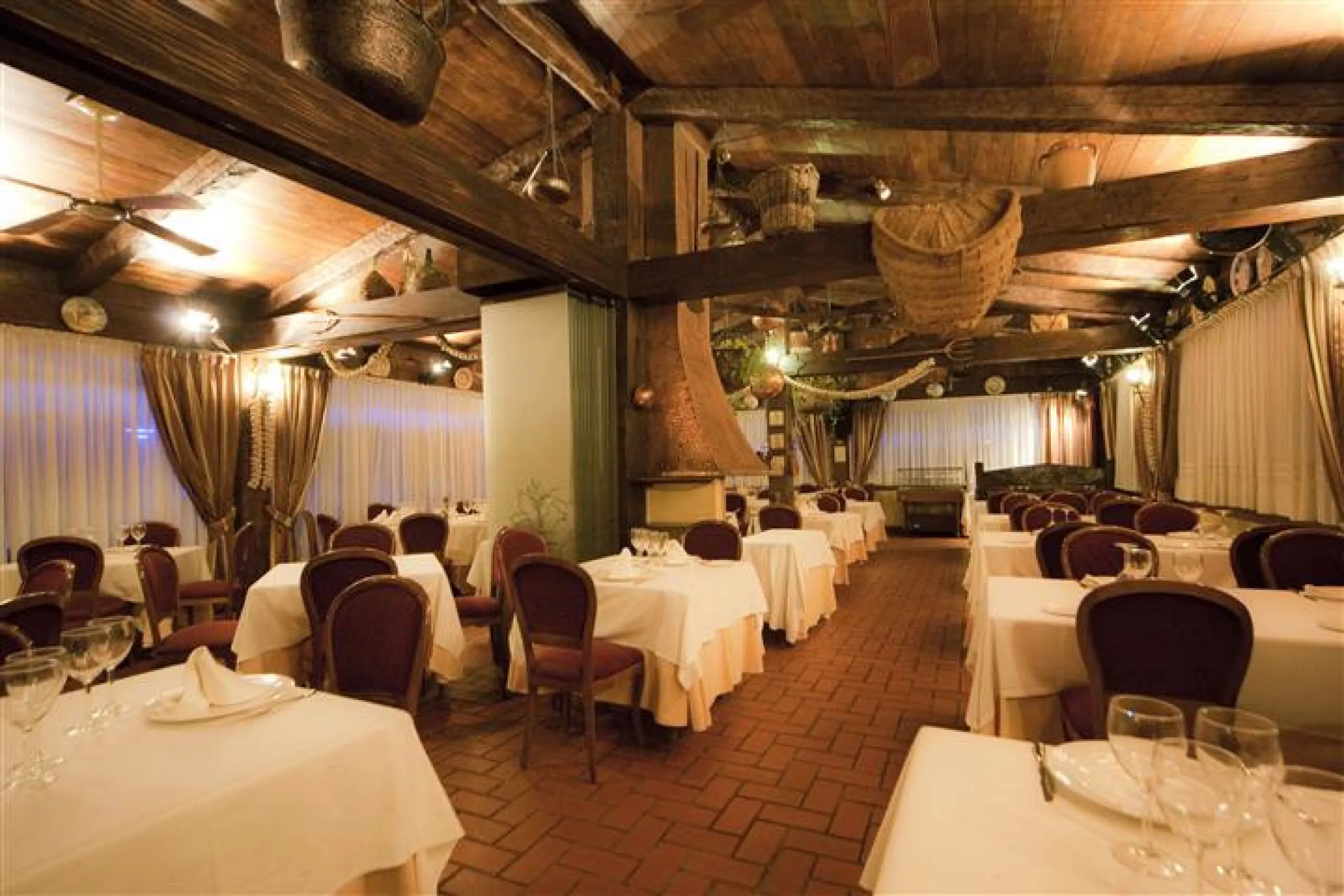 Magnificent restaurant located at the foot of the road, but very near Puerto Banus, without a doubt an excellent location for a restaurant that works normally and very consolidated, UNIQUE opportunity.