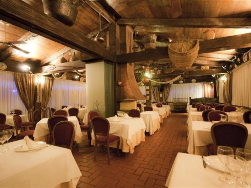 Magnificent restaurant located at the foot of the road, but very near Puerto Banus, without a doubt an excellent location for a restaurant that works normally and very consolidated, UNIQUE opportunity.
