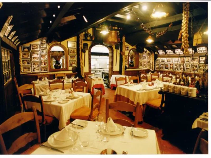 Magnificent restaurant located at the foot of the road, but very near Puerto Banus, without a doubt an excellent location for a restaurant that works normally and very consolidated, UNIQUE opportunity.