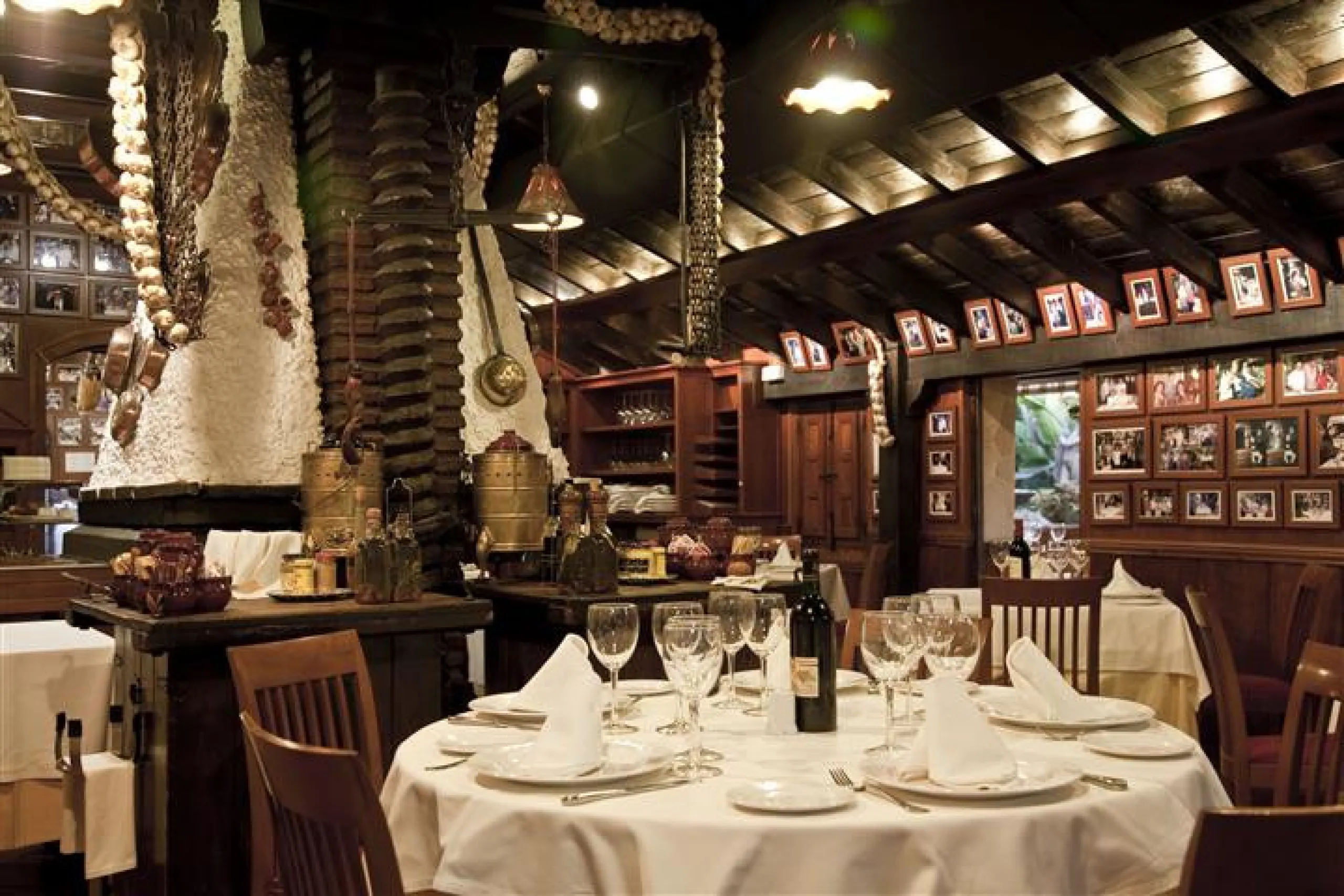 Magnificent restaurant located at the foot of the road, but very near Puerto Banus, without a doubt an excellent location for a restaurant that works normally and very consolidated, UNIQUE opportunity.