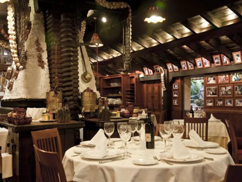 Magnificent restaurant located at the foot of the road, but very near Puerto Banus, without a doubt an excellent location for a restaurant that works normally and very consolidated, UNIQUE opportunity.