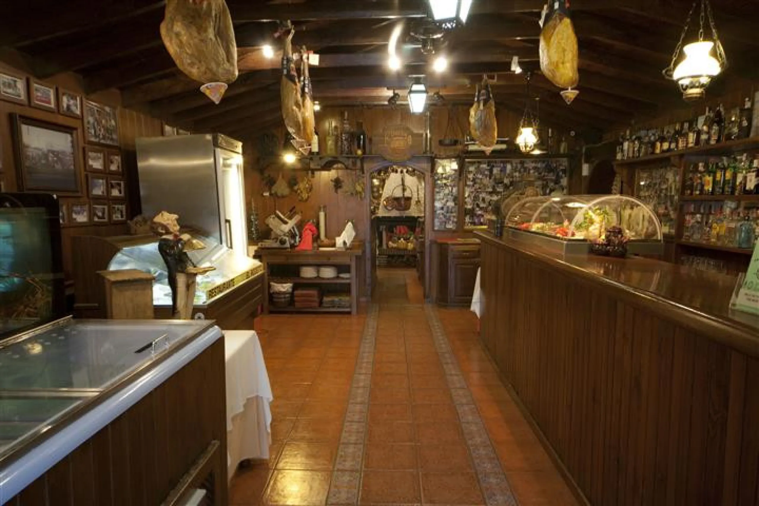 Magnificent restaurant located at the foot of the road, but very near Puerto Banus, without a doubt an excellent location for a restaurant that works normally and very consolidated, UNIQUE opportunity.