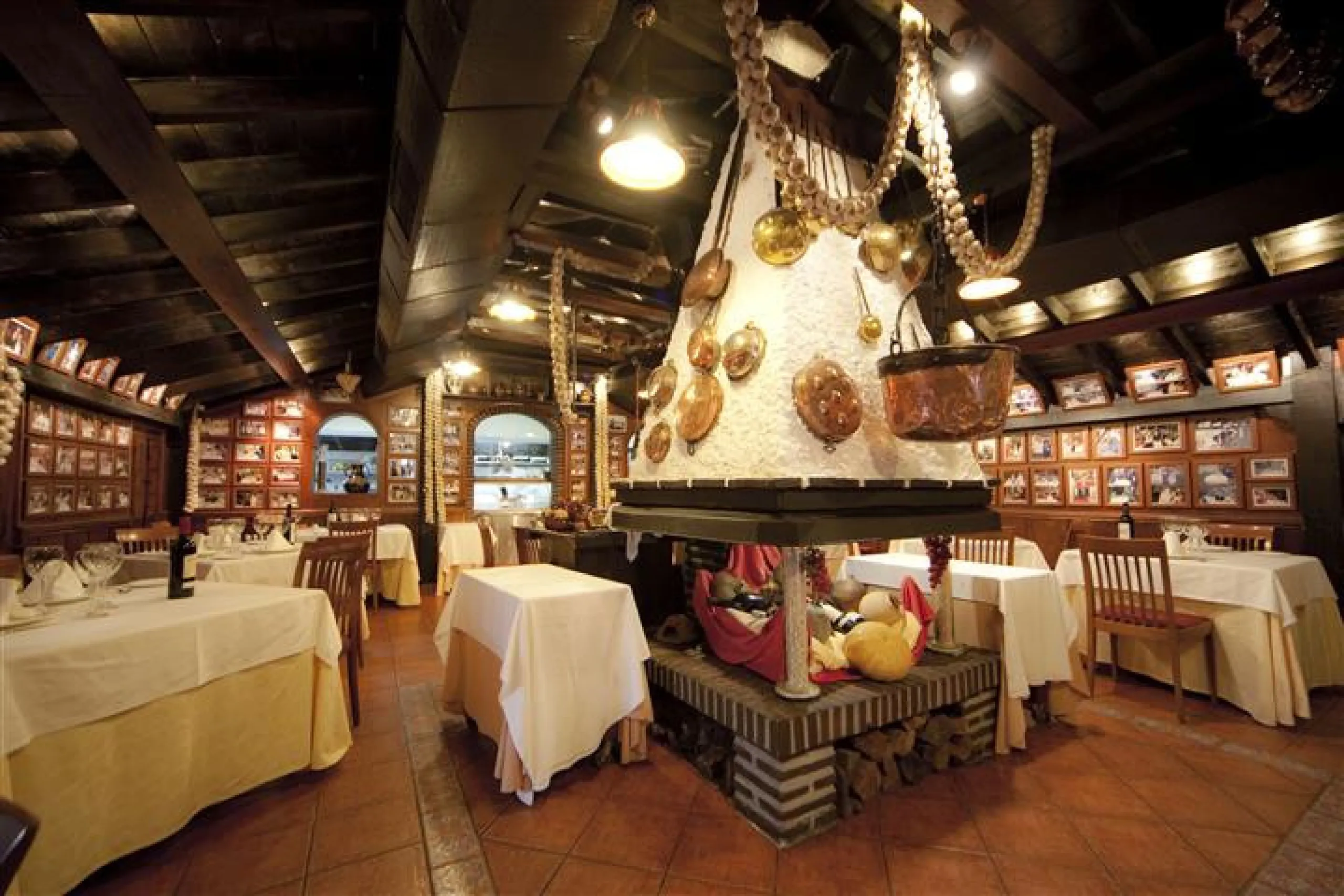 Magnificent restaurant located at the foot of the road, but very near Puerto Banus, without a doubt an excellent location for a restaurant that works normally and very consolidated, UNIQUE opportunity.