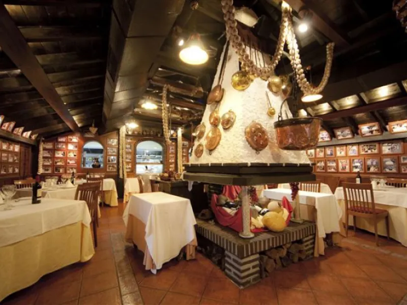 Magnificent restaurant located at the foot of the road, but very near Puerto Banus, without a doubt an excellent location for a restaurant that works normally and very consolidated, UNIQUE opportunity.