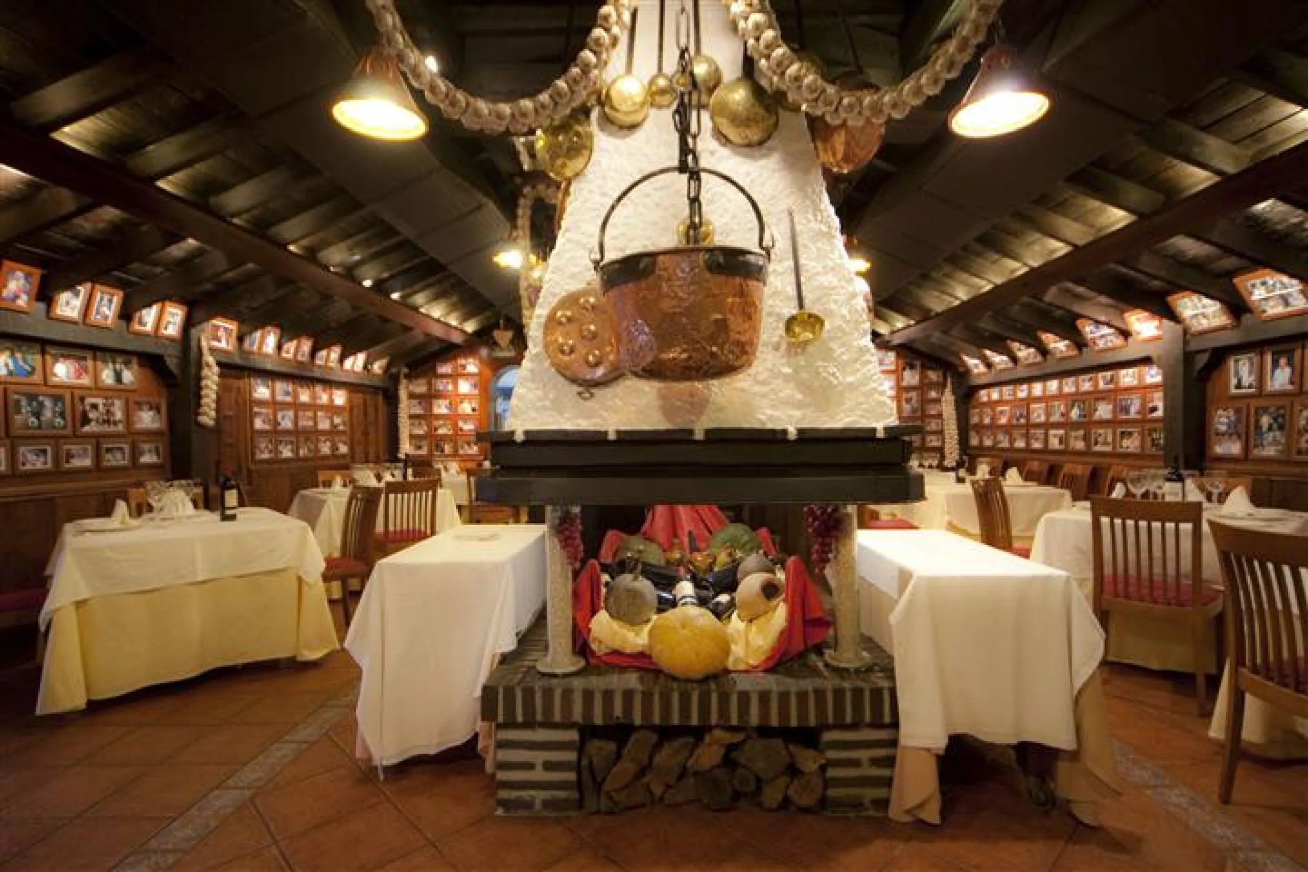 Magnificent restaurant located at the foot of the road, but very near Puerto Banus, without a doubt an excellent location for a restaurant that works normally and very consolidated, UNIQUE opportunity.