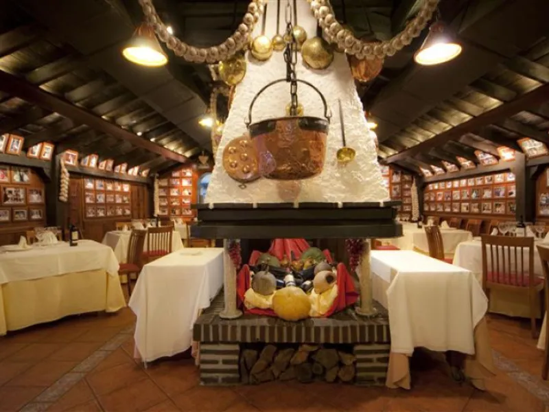 Magnificent restaurant located at the foot of the road, but very near Puerto Banus, without a doubt an excellent location for a restaurant that works normally and very consolidated, UNIQUE opportunity.