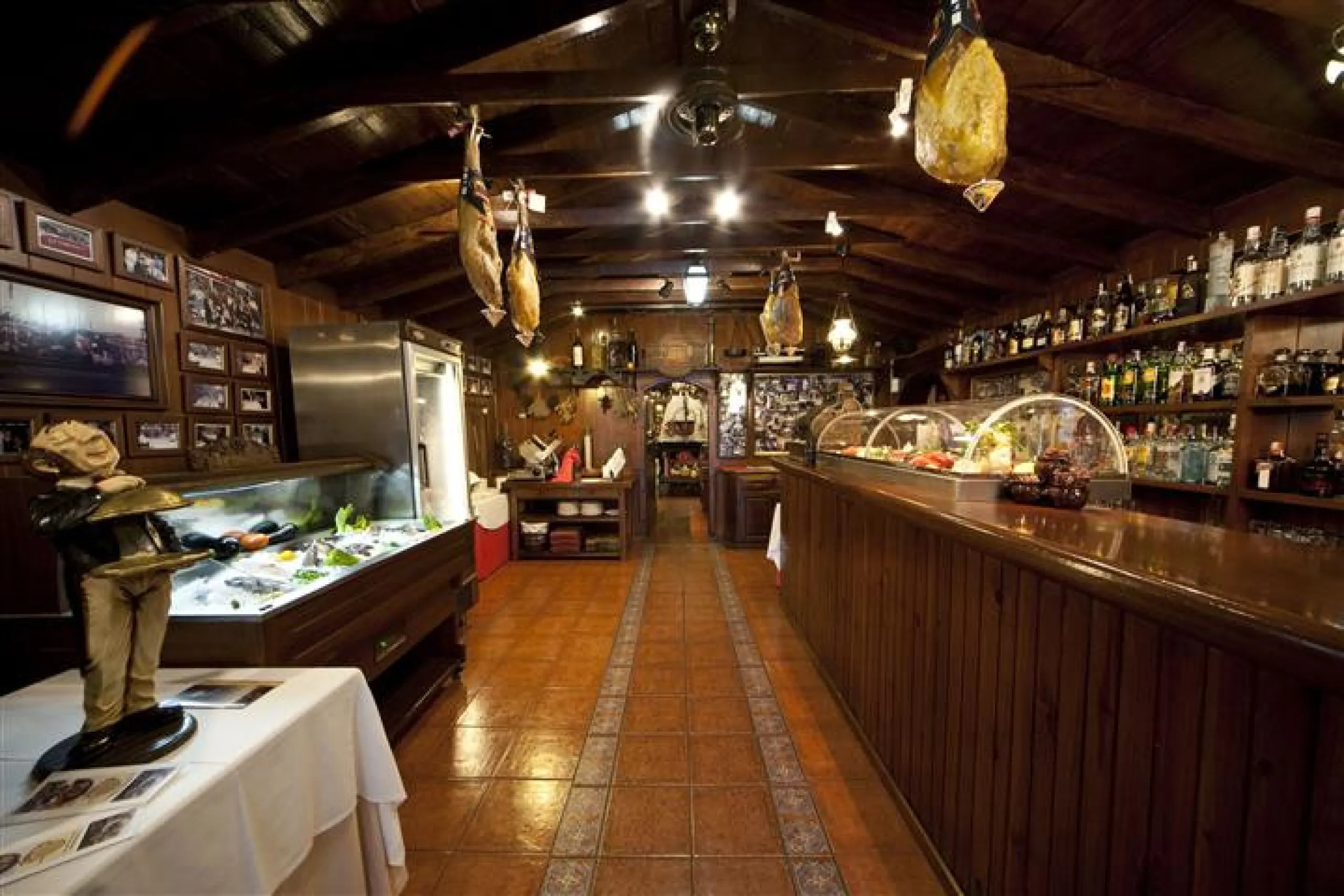 Magnificent restaurant located at the foot of the road, but very near Puerto Banus, without a doubt an excellent location for a restaurant that works normally and very consolidated, UNIQUE opportunity.
