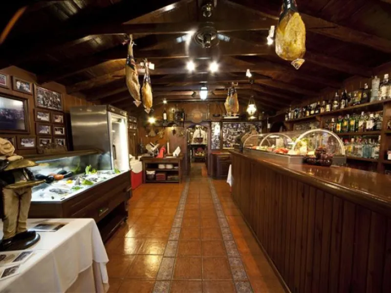 Magnificent restaurant located at the foot of the road, but very near Puerto Banus, without a doubt an excellent location for a restaurant that works normally and very consolidated, UNIQUE opportunity.