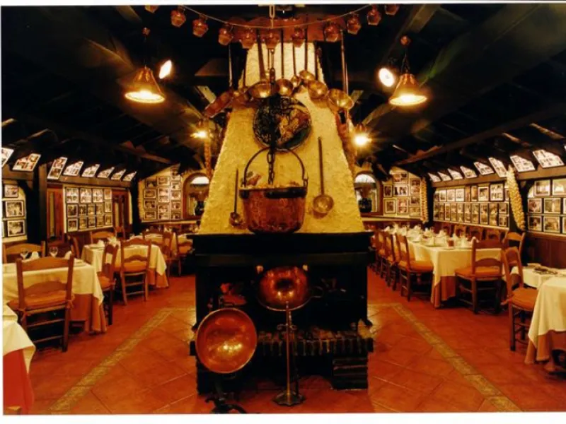 Magnificent restaurant located at the foot of the road, but very near Puerto Banus, without a doubt an excellent location for a restaurant that works normally and very consolidated, UNIQUE opportunity.