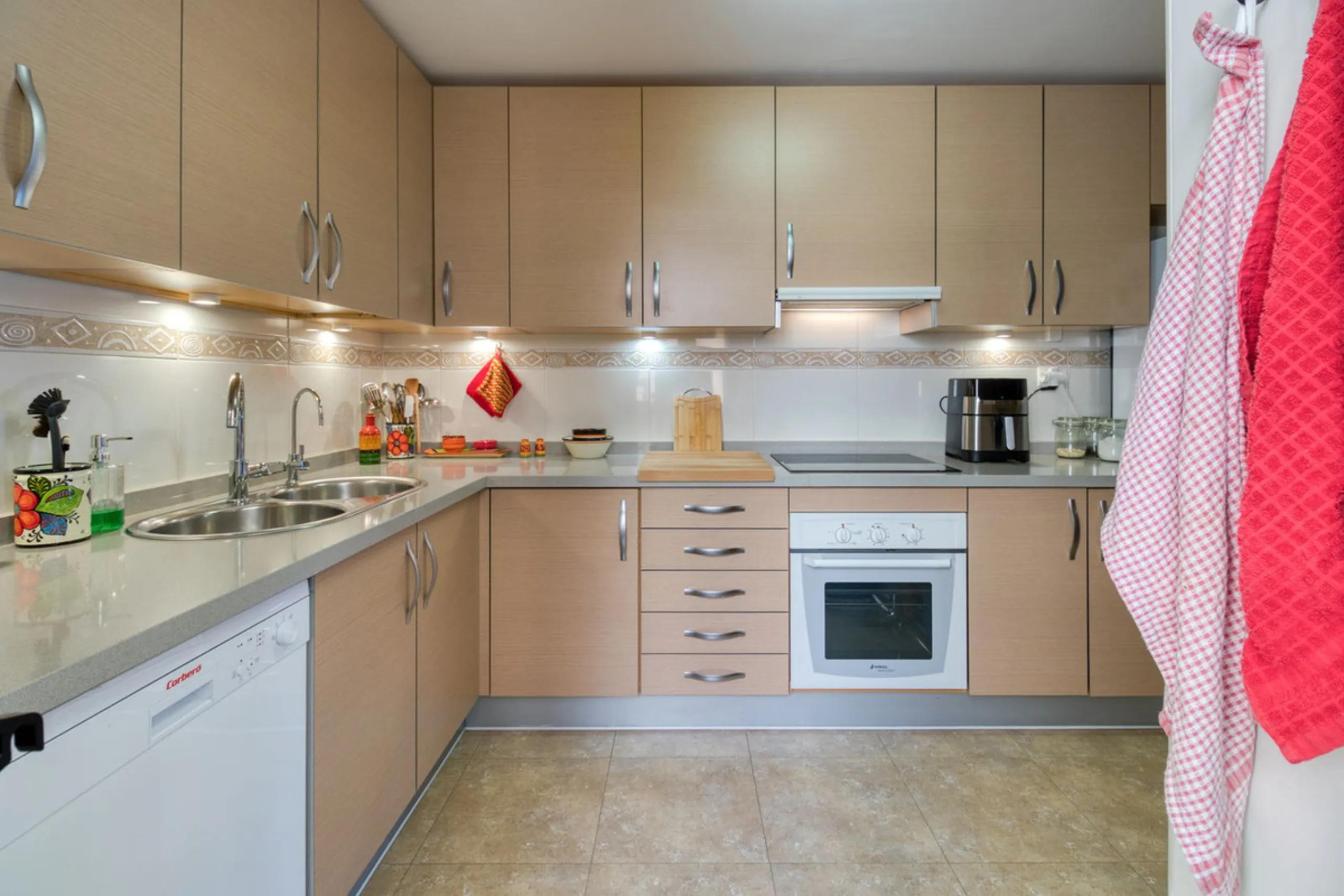 Gut gepflegte Etagenwohnung mit sonniger Terrasse in der Nähe des Bahnhofs El Pinillo in Torremolinos