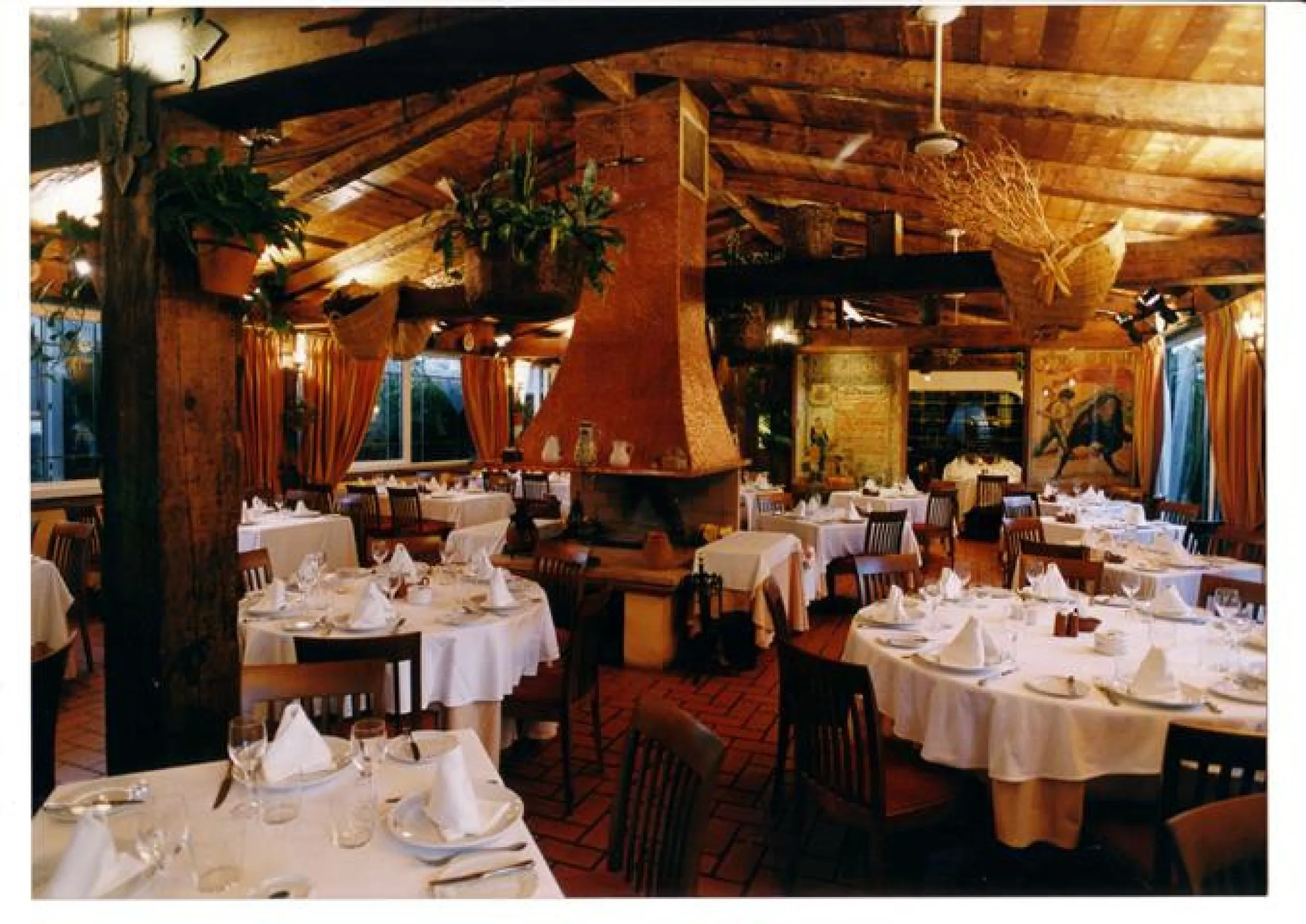 Magnificent restaurant located at the foot of the road, but very near Puerto Banus, without a doubt an excellent location for a restaurant that works normally and very consolidated, UNIQUE opportunity.