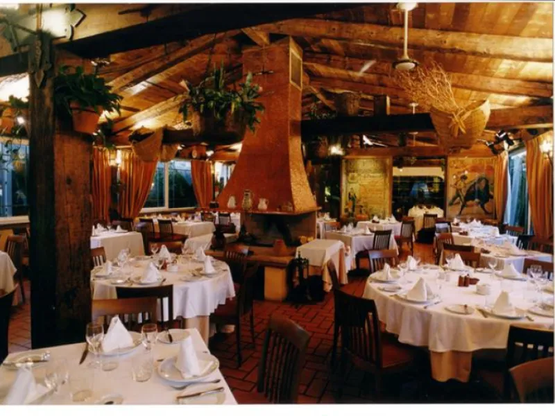 Magnificent restaurant located at the foot of the road, but very near Puerto Banus, without a doubt an excellent location for a restaurant that works normally and very consolidated, UNIQUE opportunity.