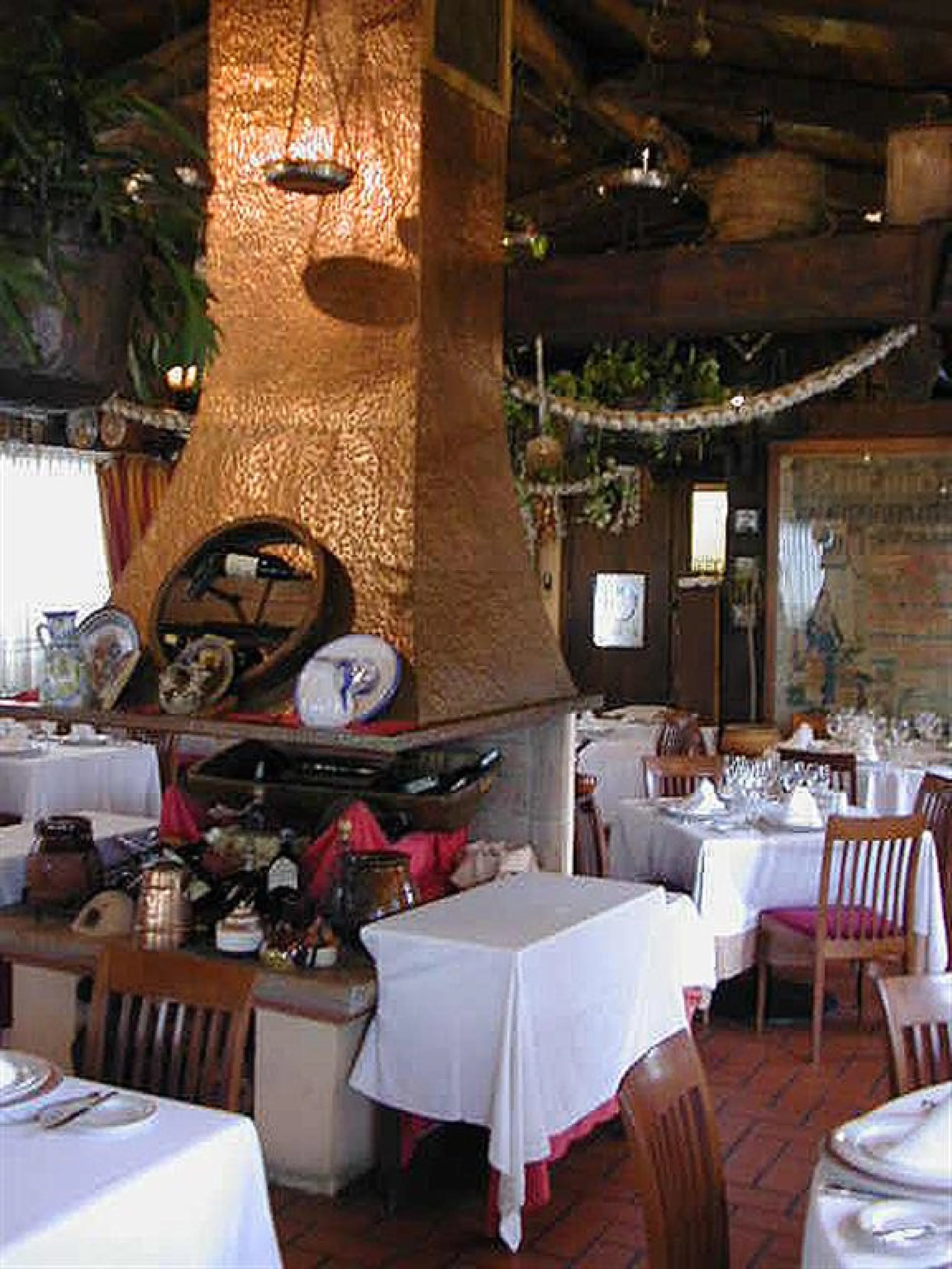 Magnificent restaurant located at the foot of the road, but very near Puerto Banus, without a doubt an excellent location for a restaurant that works normally and very consolidated, UNIQUE opportunity.