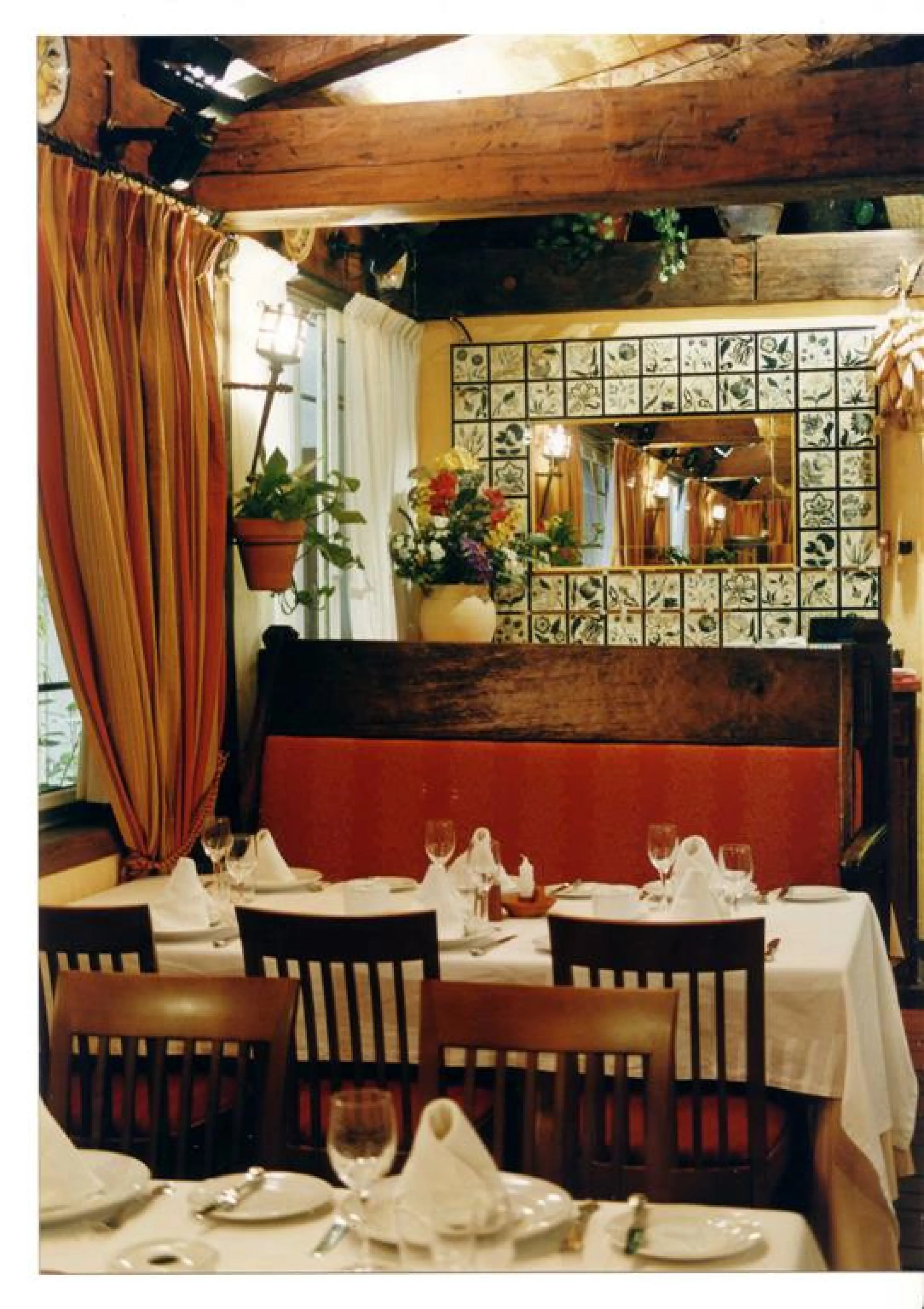 Magnificent restaurant located at the foot of the road, but very near Puerto Banus, without a doubt an excellent location for a restaurant that works normally and very consolidated, UNIQUE opportunity.