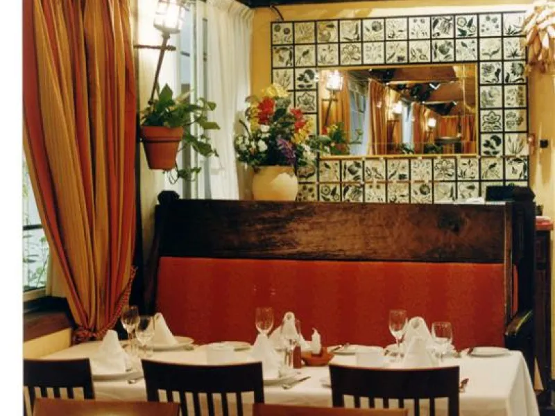 Magnificent restaurant located at the foot of the road, but very near Puerto Banus, without a doubt an excellent location for a restaurant that works normally and very consolidated, UNIQUE opportunity.