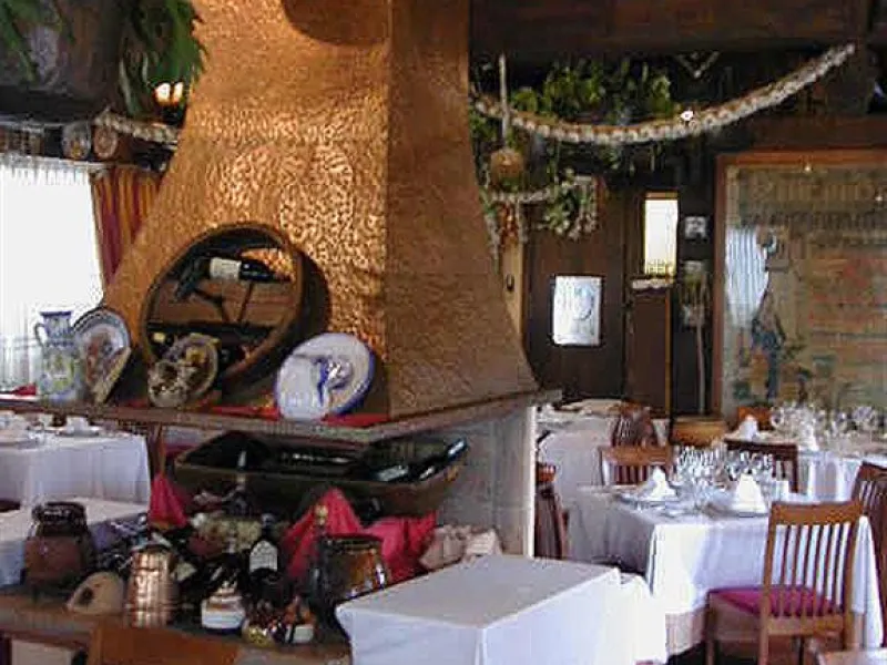 Magnificent restaurant located at the foot of the road, but very near Puerto Banus, without a doubt an excellent location for a restaurant that works normally and very consolidated, UNIQUE opportunity.