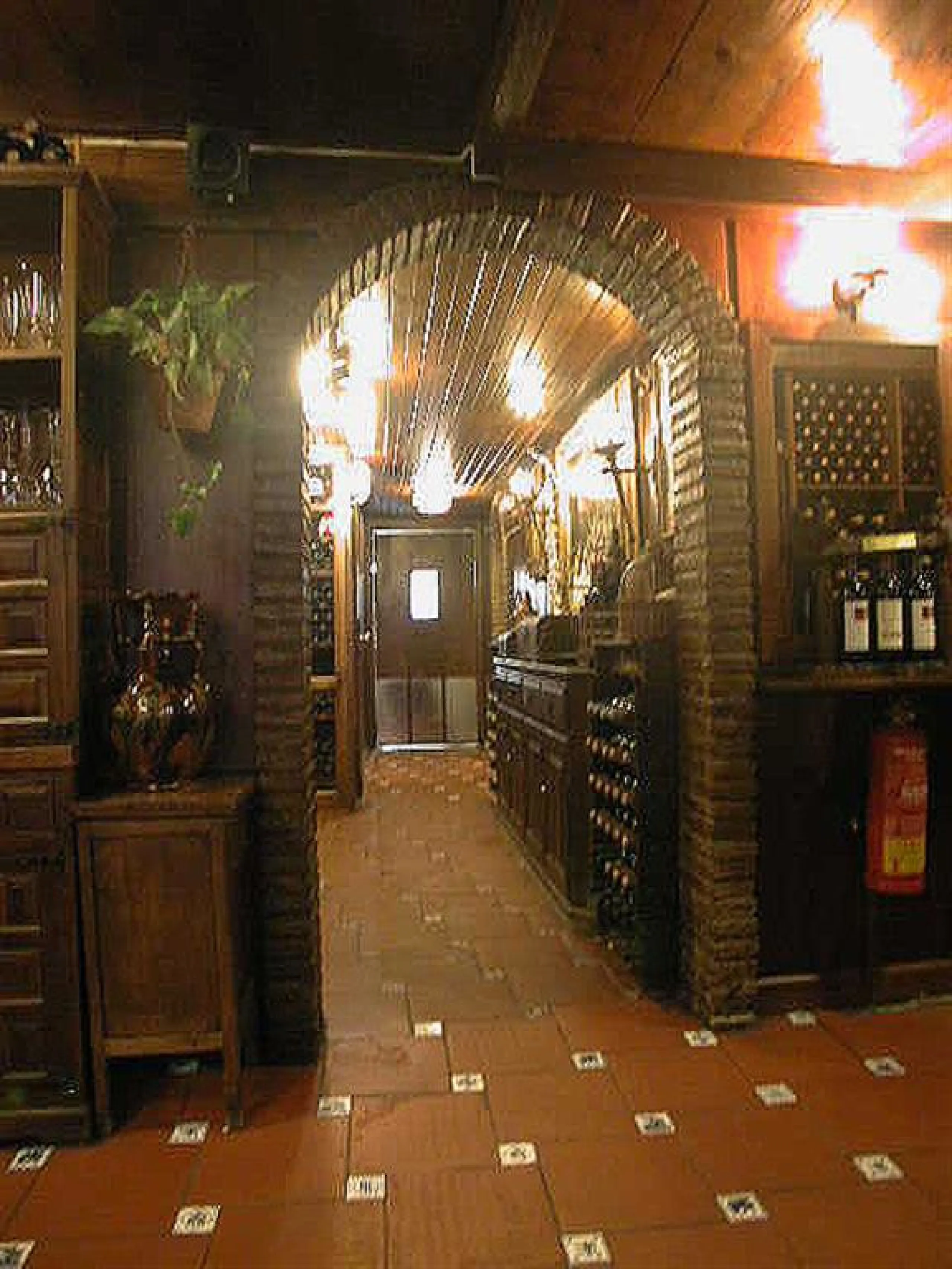 Magnificent restaurant located at the foot of the road, but very near Puerto Banus, without a doubt an excellent location for a restaurant that works normally and very consolidated, UNIQUE opportunity.