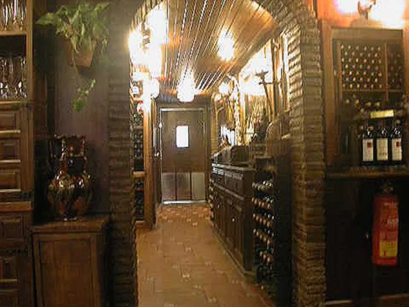 Magnificent restaurant located at the foot of the road, but very near Puerto Banus, without a doubt an excellent location for a restaurant that works normally and very consolidated, UNIQUE opportunity.