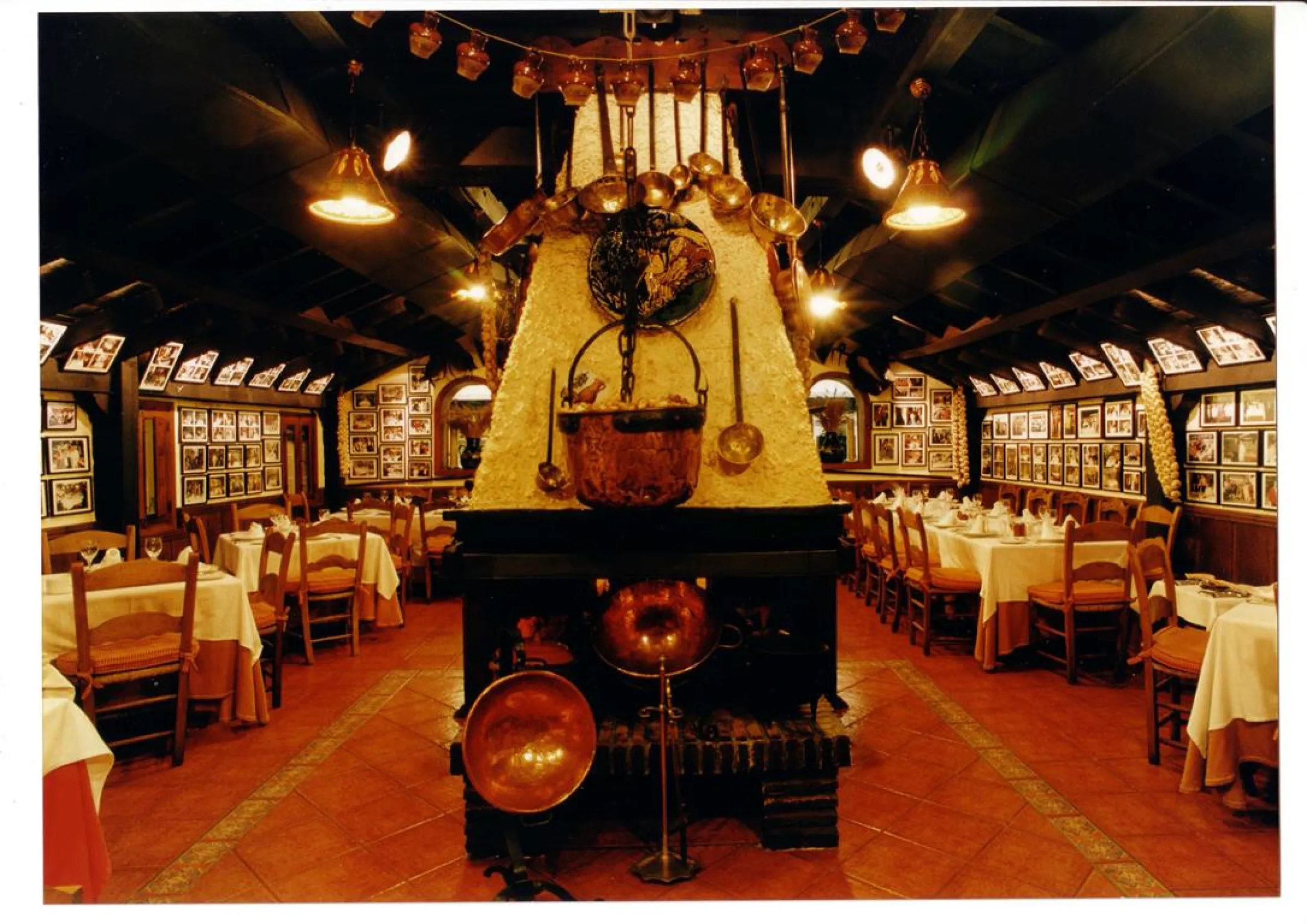 Magnificent restaurant located at the foot of the road, but very near Puerto Banus, without a doubt an excellent location for a restaurant that works normally and very consolidated, UNIQUE opportunity.