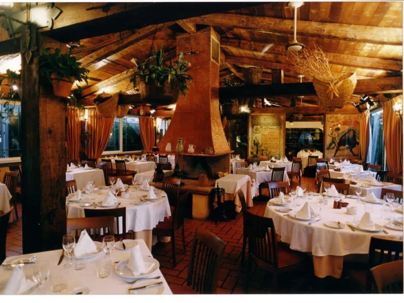 Magnificent restaurant located at the foot of the road, but very near Puerto Banus, without a doubt an excellent location for a restaurant that works normally and very consolidated, UNIQUE opportunity.