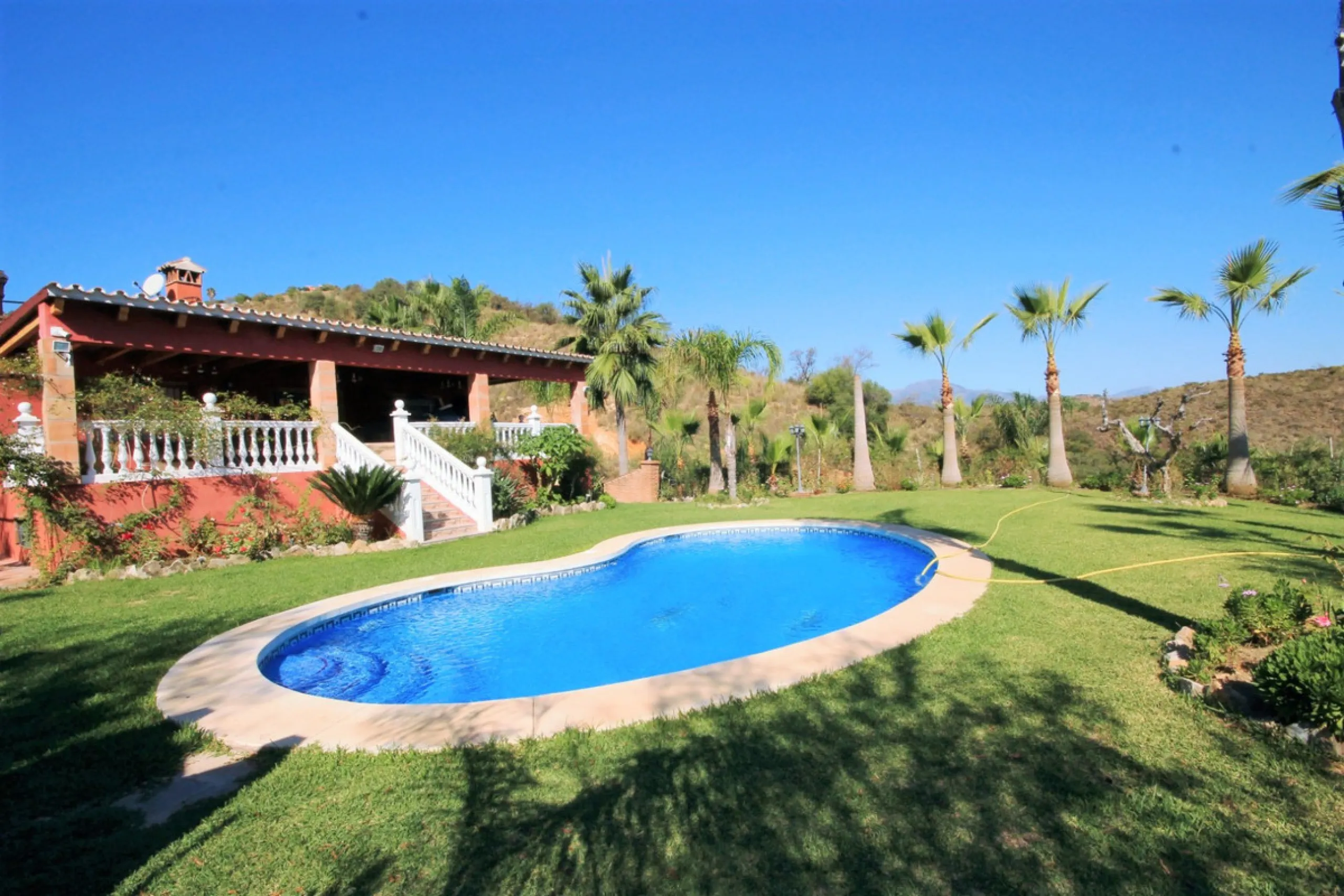 Opportunity at Bargain price! Lovely country house set between the picturesque Andalusian villages of Monda and Guaro, just a few kilometres away from Marbella, with stunning views over the countryside and the beautiful mountains of the Sierra de Las Niev