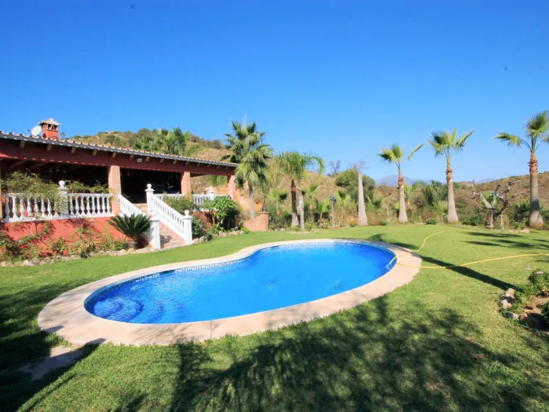 Opportunity at Bargain price! Lovely country house set between the picturesque Andalusian villages of Monda and Guaro, just a few kilometres away from Marbella, with stunning views over the countryside and the beautiful mountains of the Sierra de Las Niev