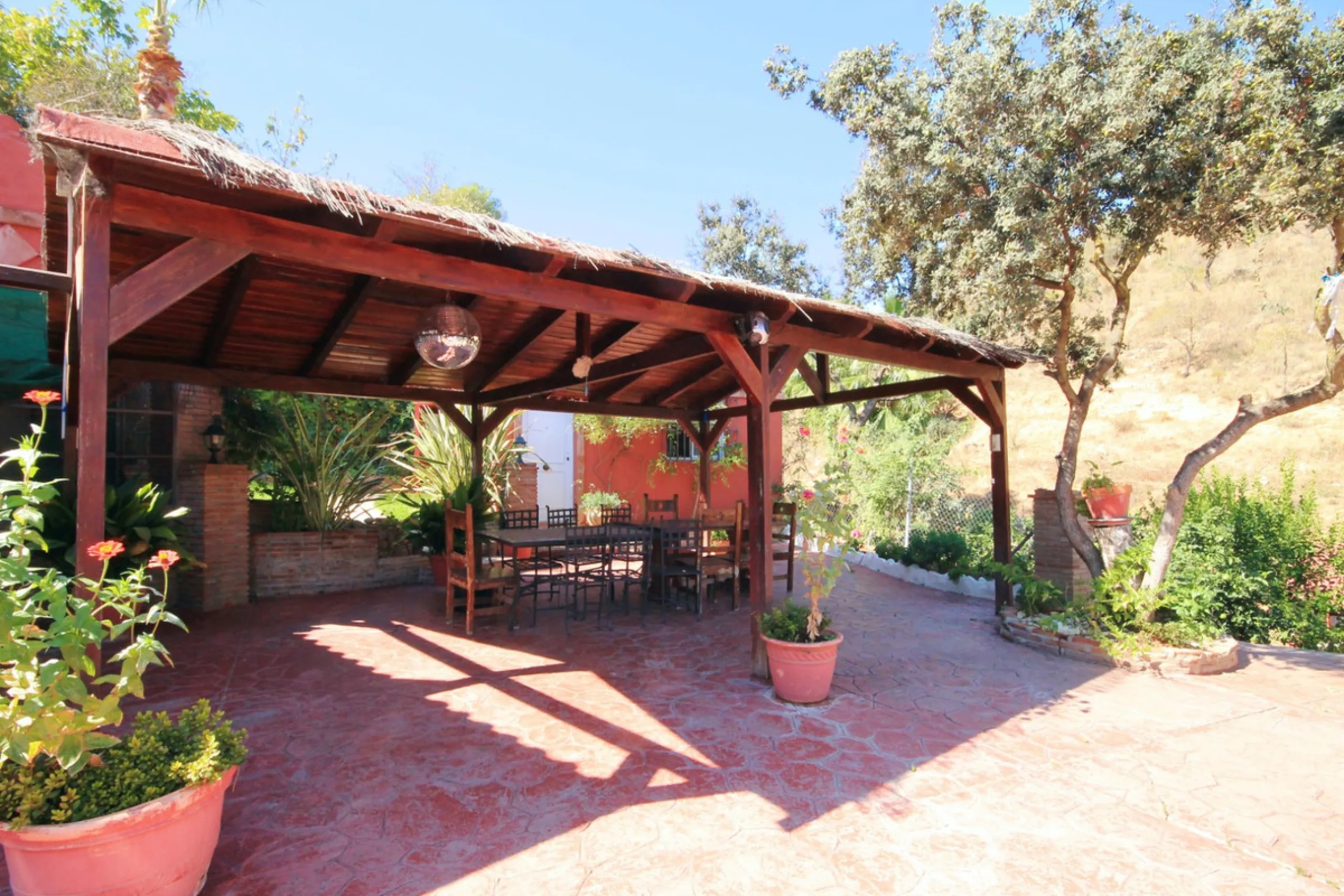 Opportunity at Bargain price! Lovely country house set between the picturesque Andalusian villages of Monda and Guaro, just a few kilometres away from Marbella, with stunning views over the countryside and the beautiful mountains of the Sierra de Las Niev