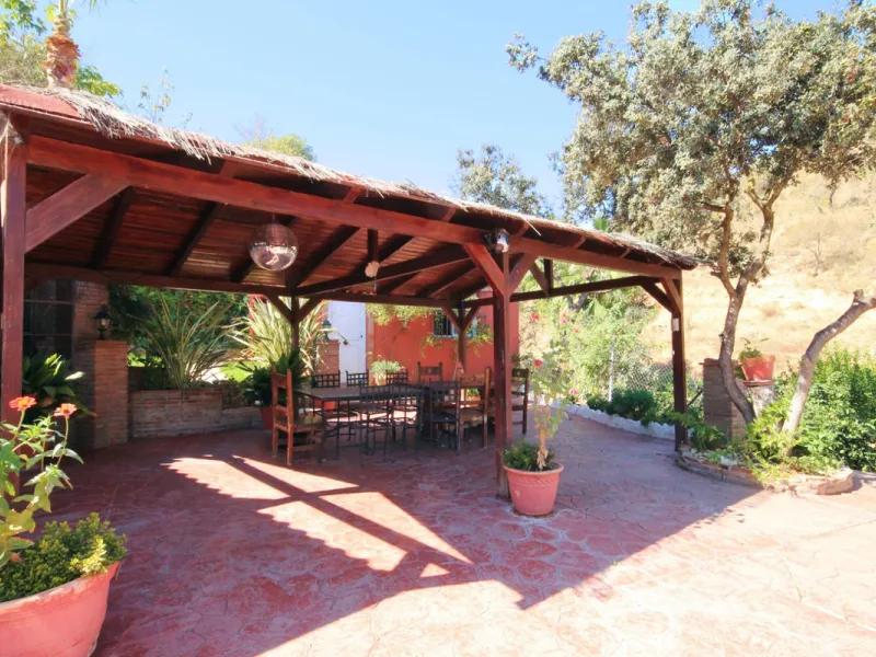 Opportunity at Bargain price! Lovely country house set between the picturesque Andalusian villages of Monda and Guaro, just a few kilometres away from Marbella, with stunning views over the countryside and the beautiful mountains of the Sierra de Las Niev