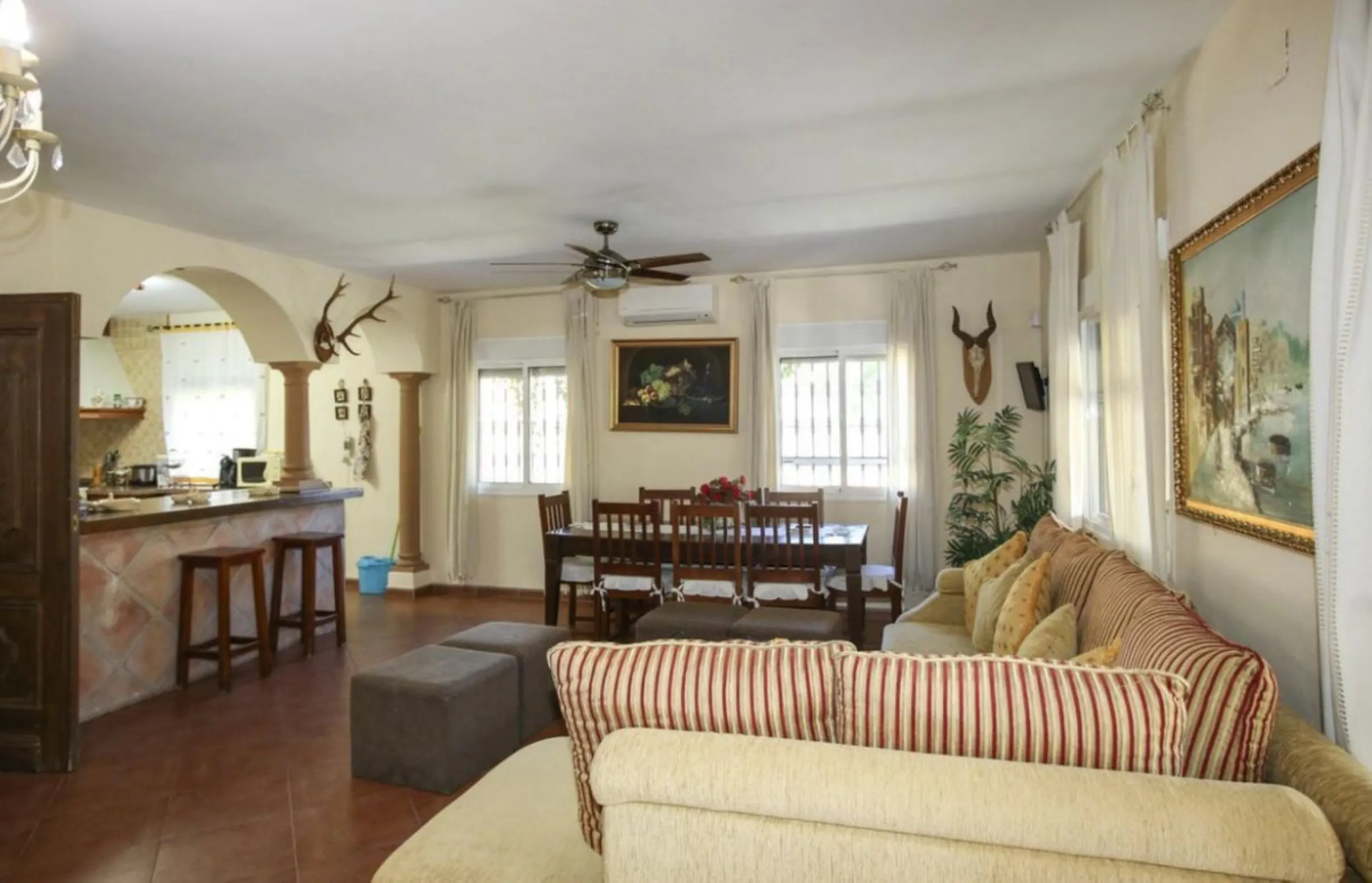 Opportunity at Bargain price! Lovely country house set between the picturesque Andalusian villages of Monda and Guaro, just a few kilometres away from Marbella, with stunning views over the countryside and the beautiful mountains of the Sierra de Las Niev