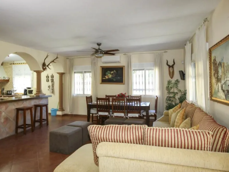 Opportunity at Bargain price! Lovely country house set between the picturesque Andalusian villages of Monda and Guaro, just a few kilometres away from Marbella, with stunning views over the countryside and the beautiful mountains of the Sierra de Las Niev