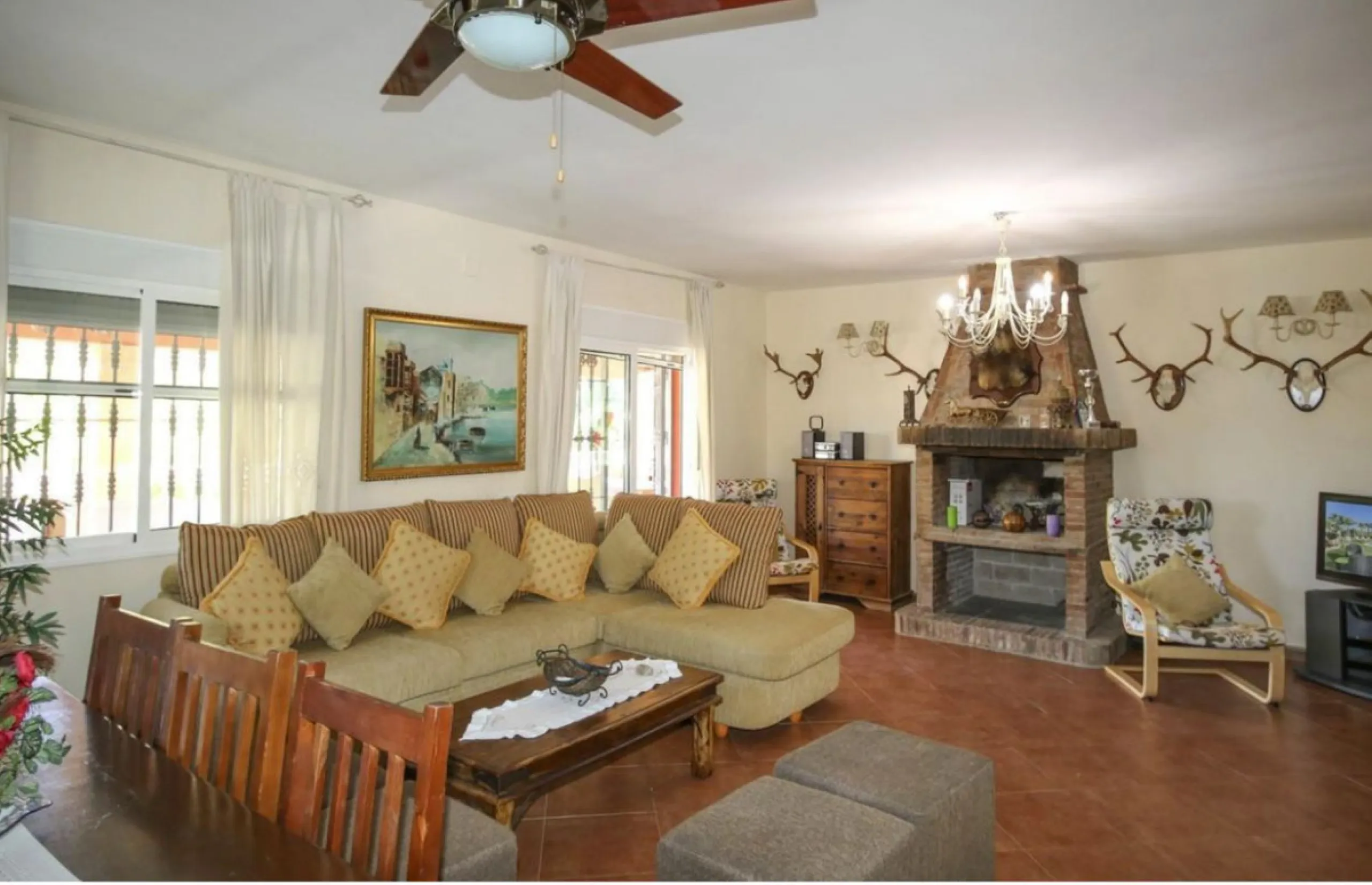 Opportunity at Bargain price! Lovely country house set between the picturesque Andalusian villages of Monda and Guaro, just a few kilometres away from Marbella, with stunning views over the countryside and the beautiful mountains of the Sierra de Las Niev