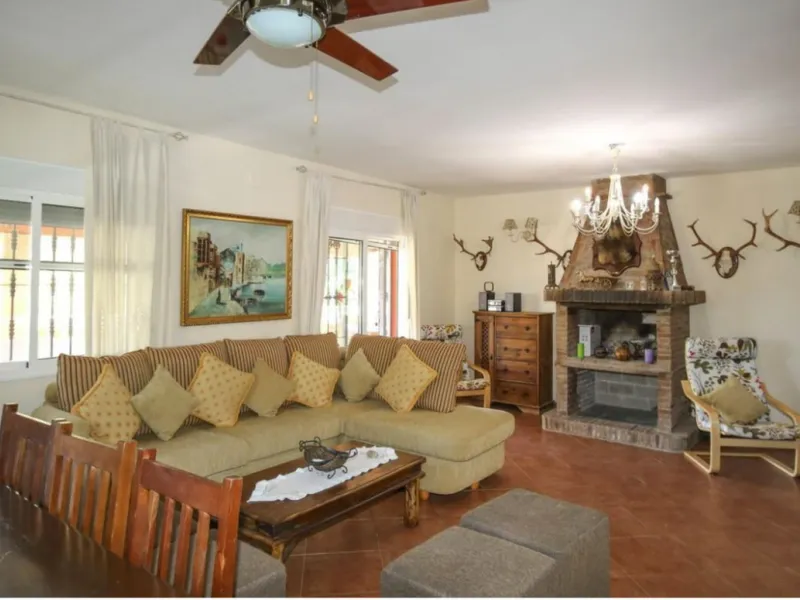 Opportunity at Bargain price! Lovely country house set between the picturesque Andalusian villages of Monda and Guaro, just a few kilometres away from Marbella, with stunning views over the countryside and the beautiful mountains of the Sierra de Las Niev