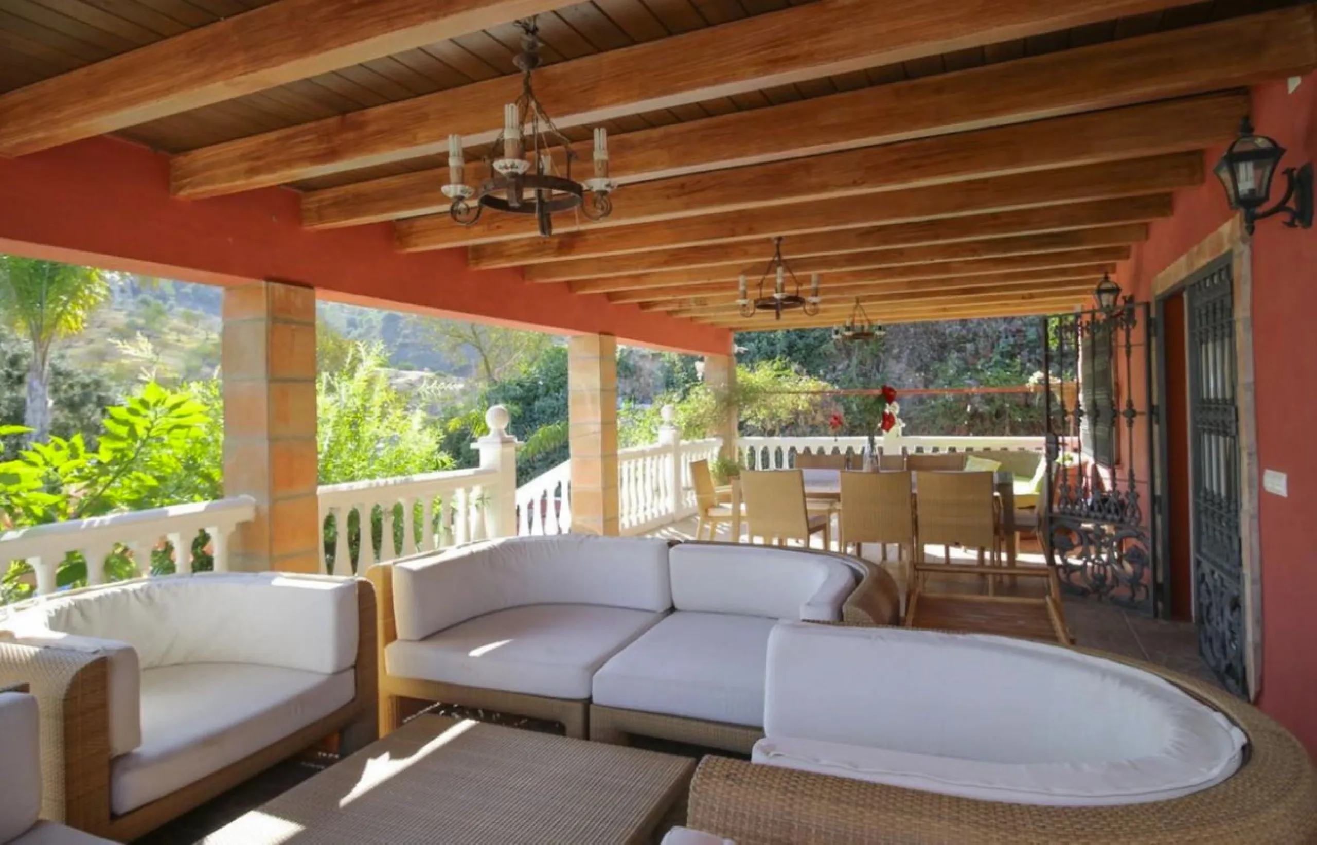Opportunity at Bargain price! Lovely country house set between the picturesque Andalusian villages of Monda and Guaro, just a few kilometres away from Marbella, with stunning views over the countryside and the beautiful mountains of the Sierra de Las Niev