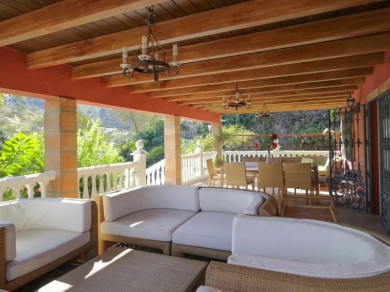 Opportunity at Bargain price! Lovely country house set between the picturesque Andalusian villages of Monda and Guaro, just a few kilometres away from Marbella, with stunning views over the countryside and the beautiful mountains of the Sierra de Las Niev