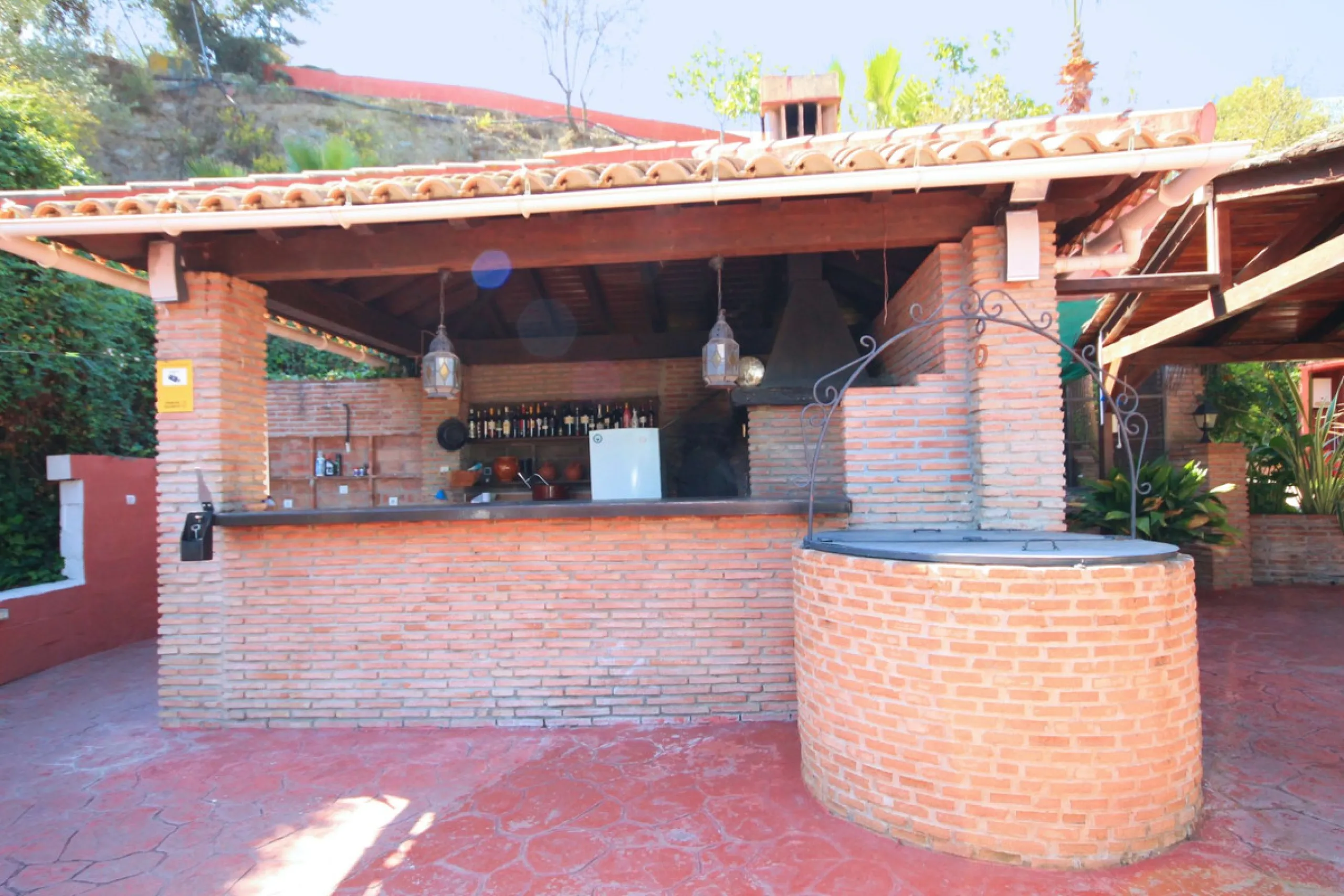 Opportunity at Bargain price! Lovely country house set between the picturesque Andalusian villages of Monda and Guaro, just a few kilometres away from Marbella, with stunning views over the countryside and the beautiful mountains of the Sierra de Las Niev