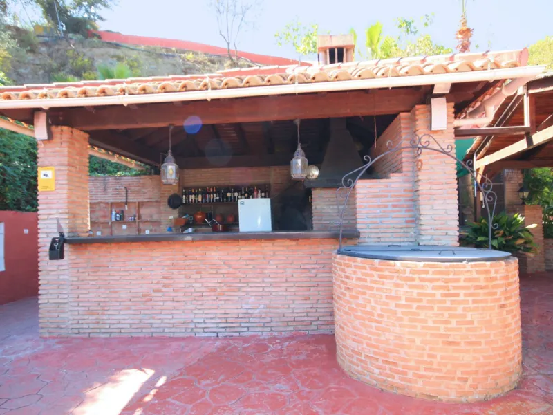 Opportunity at Bargain price! Lovely country house set between the picturesque Andalusian villages of Monda and Guaro, just a few kilometres away from Marbella, with stunning views over the countryside and the beautiful mountains of the Sierra de Las Niev