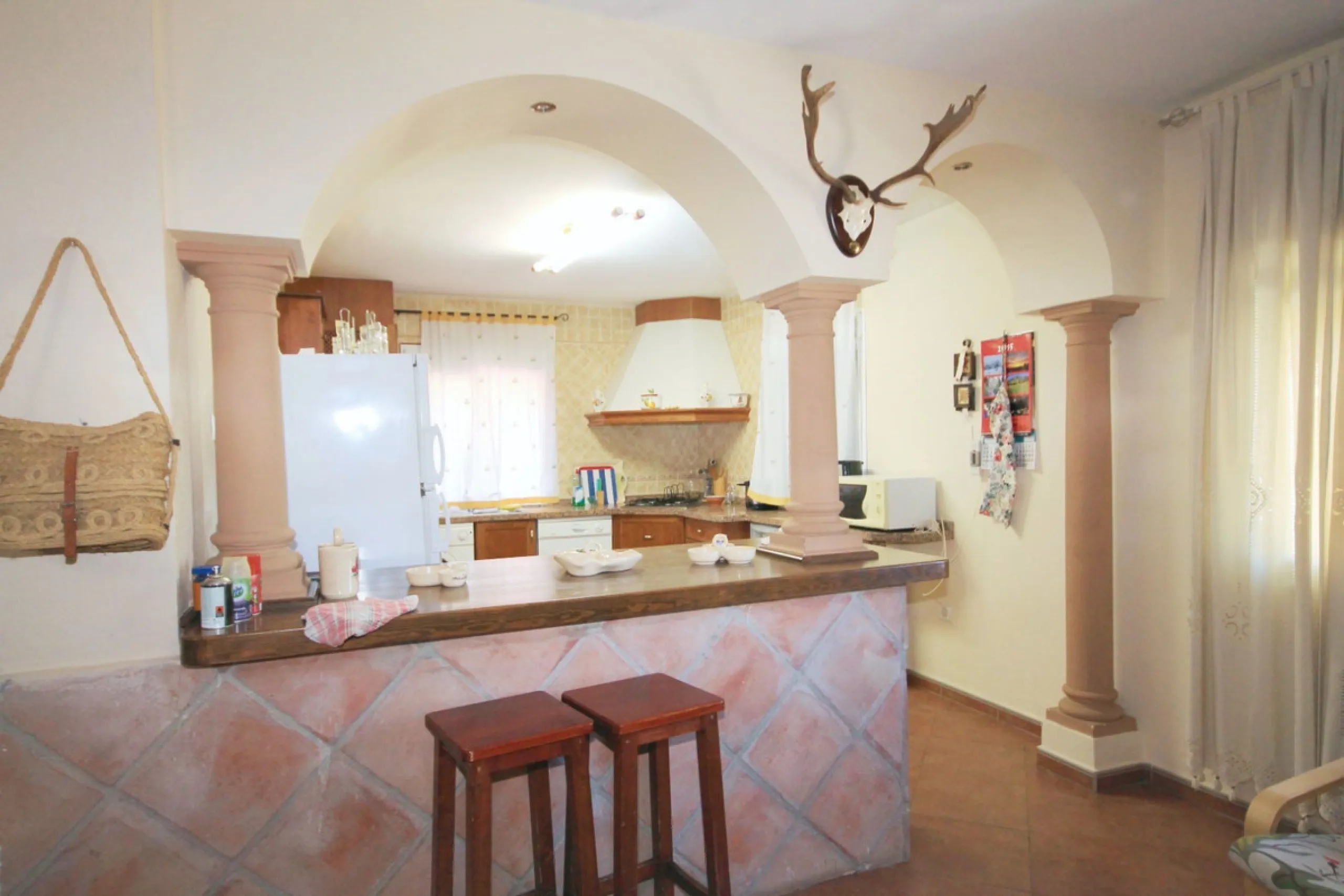 Opportunity at Bargain price! Lovely country house set between the picturesque Andalusian villages of Monda and Guaro, just a few kilometres away from Marbella, with stunning views over the countryside and the beautiful mountains of the Sierra de Las Niev